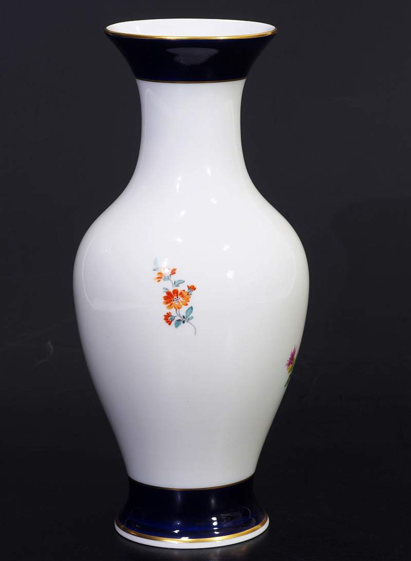 Kobalt-Vase. Kobalt-Vase. MEISSEN 1957 - 1972. Balustervase, farbige Bemalung mit Bukett und - Bild 3 aus 5