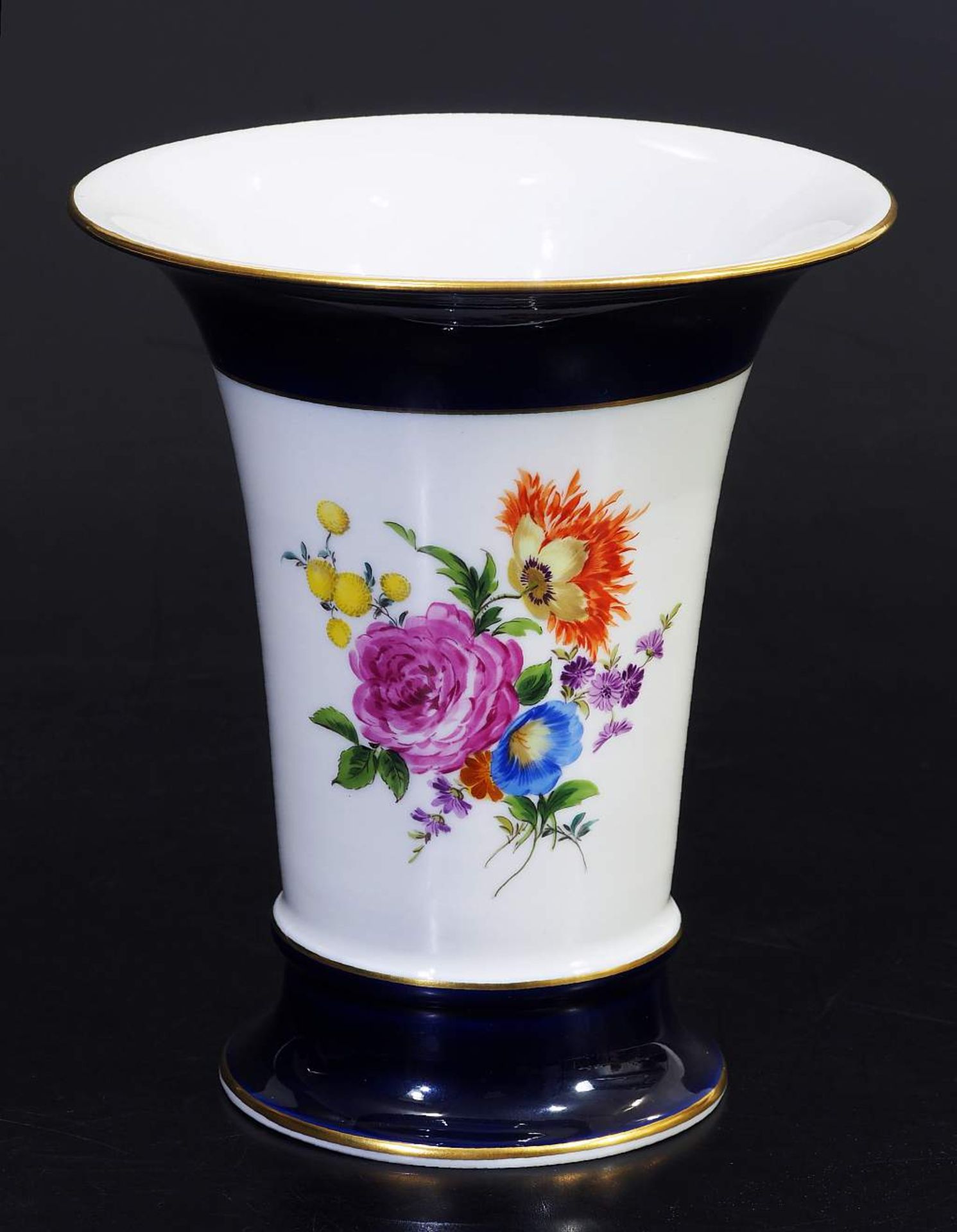 Kobalt Vase. Kobalt-Vase. MEISSEN 1957 - 1972, Modelljahr 1918, Modellnummer 478. Gefußter konischer - Image 2 of 5