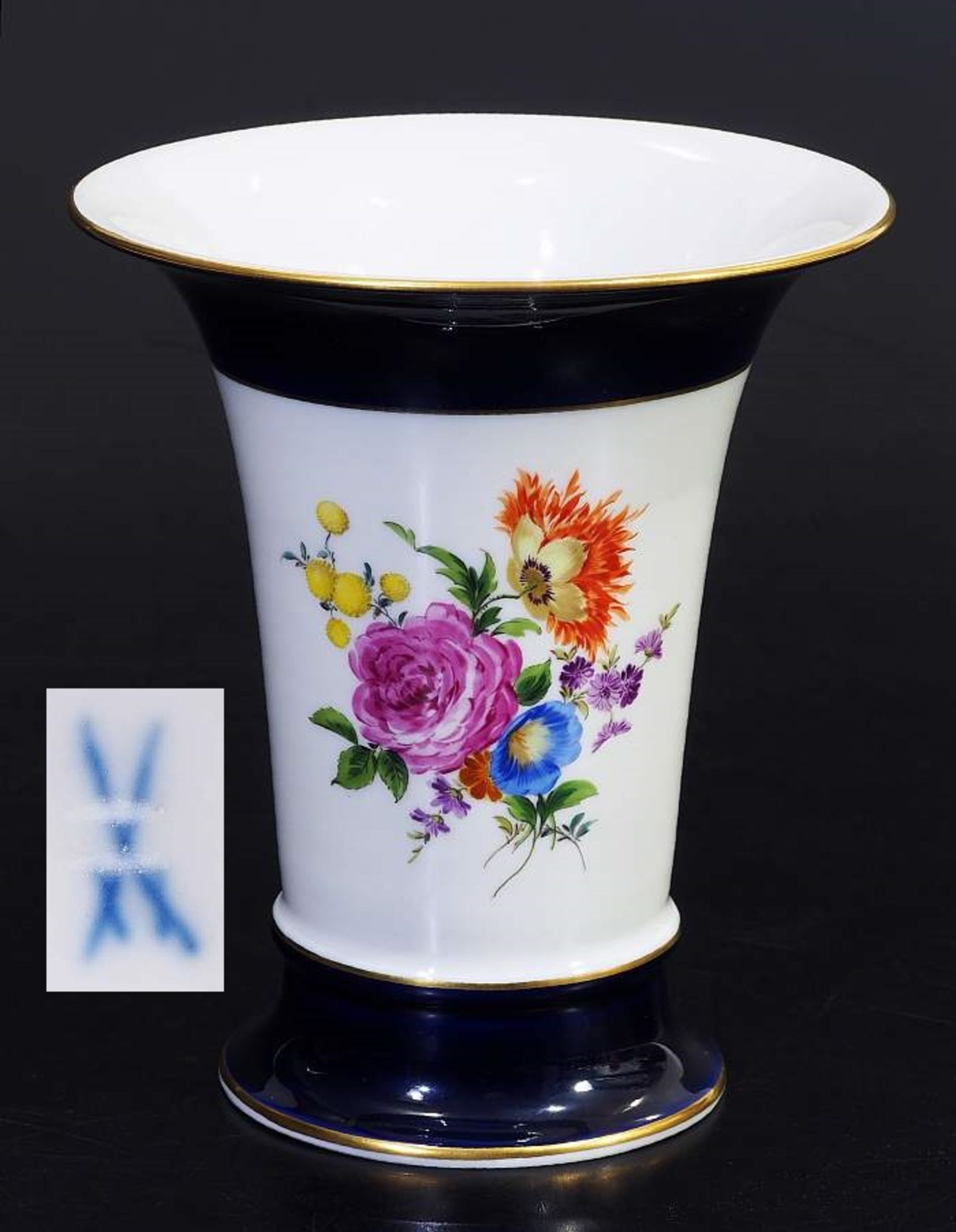Kobalt Vase. Kobalt-Vase. MEISSEN 1957 - 1972, Modelljahr 1918, Modellnummer 478. Gefußter konischer