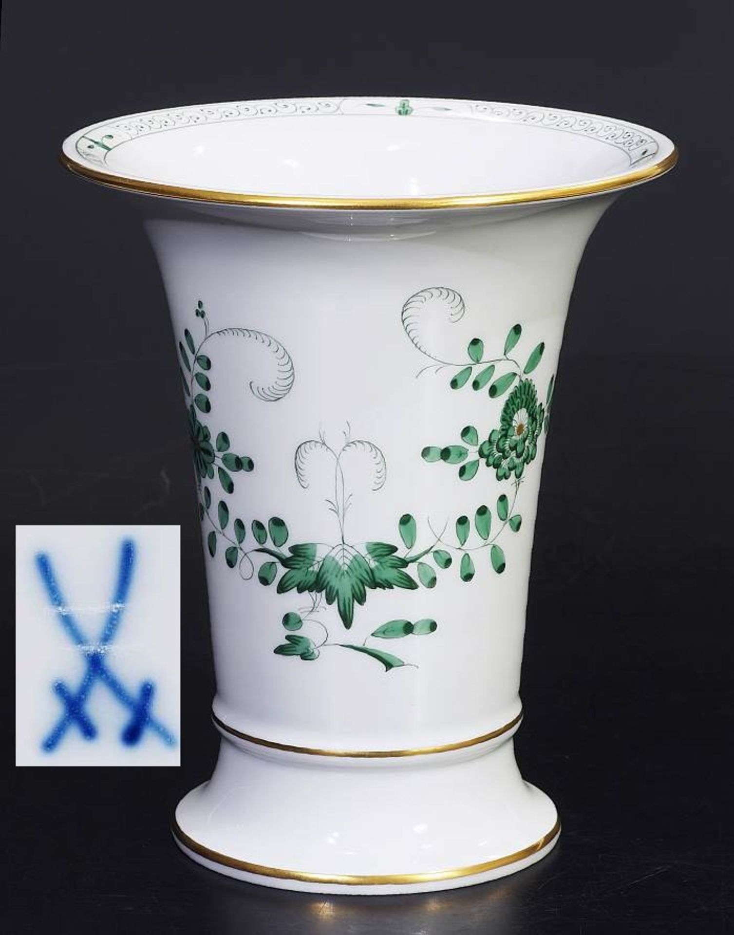 Indisch-Vase.Indisch-Vase. MEISSEN nach 1934. Gefußter konischer Korpus mit weit ausschwingendem