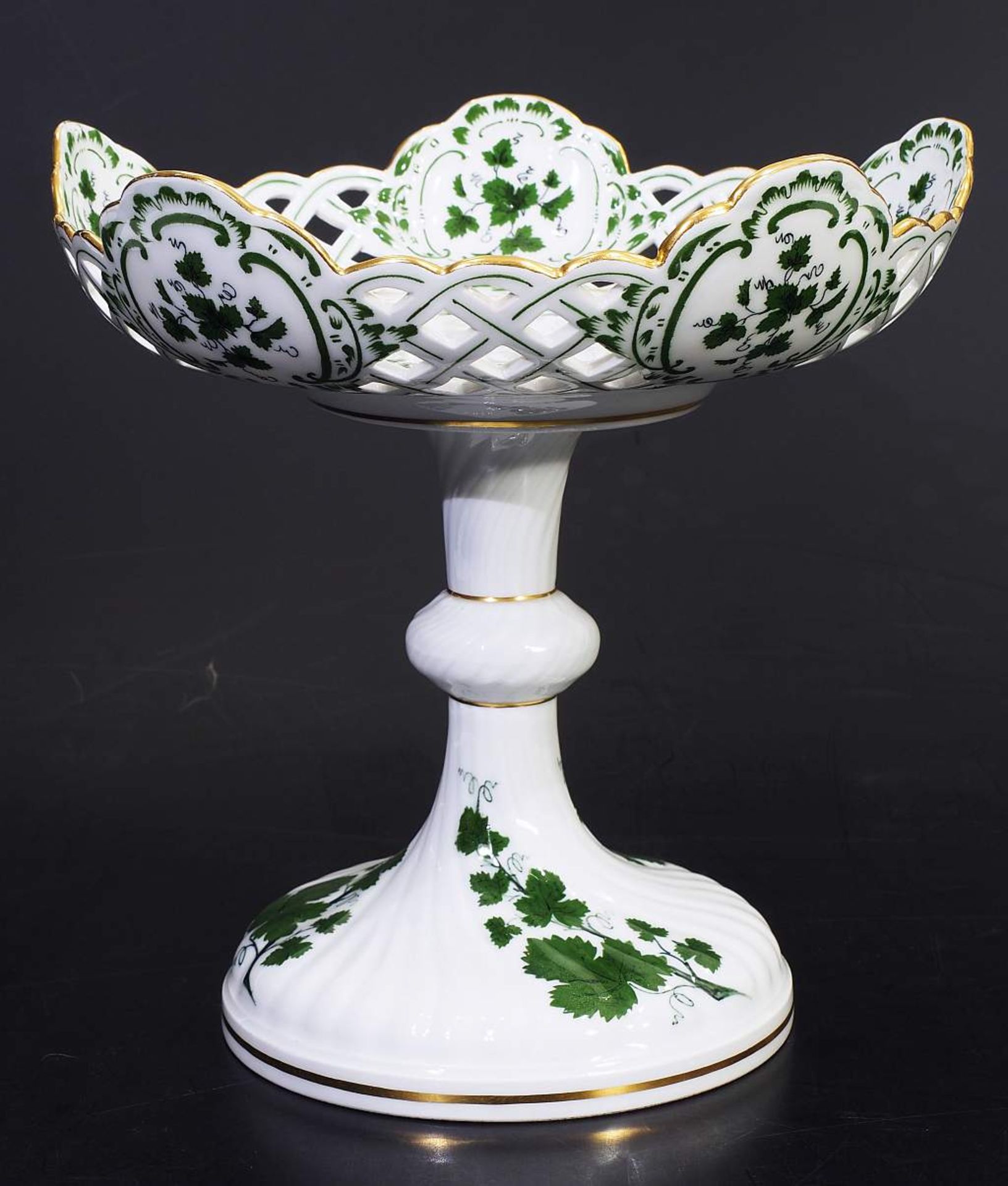 Tafelaufsatz "Weinlaubdekor". MEISSEN um 1860. Tafelaufsatz "Weinlaubdekor". MEISSEN um 1860, 1. - Bild 3 aus 6