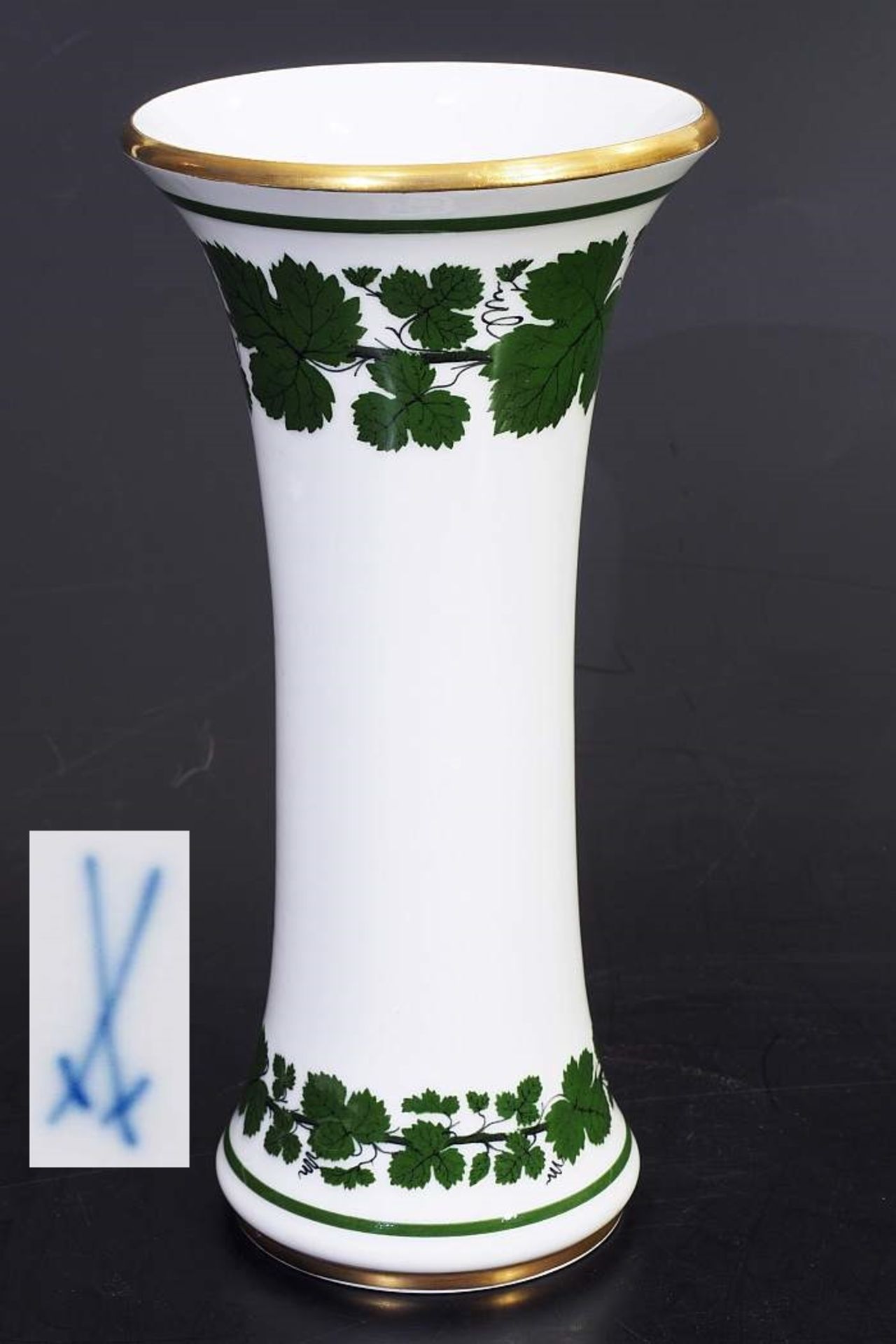 Stangen-Vase. MEISSEN nach 1954, 1. Wahl.Stangen-Vase. MEISSEN nach 1954, 1. Wahl. Grüne