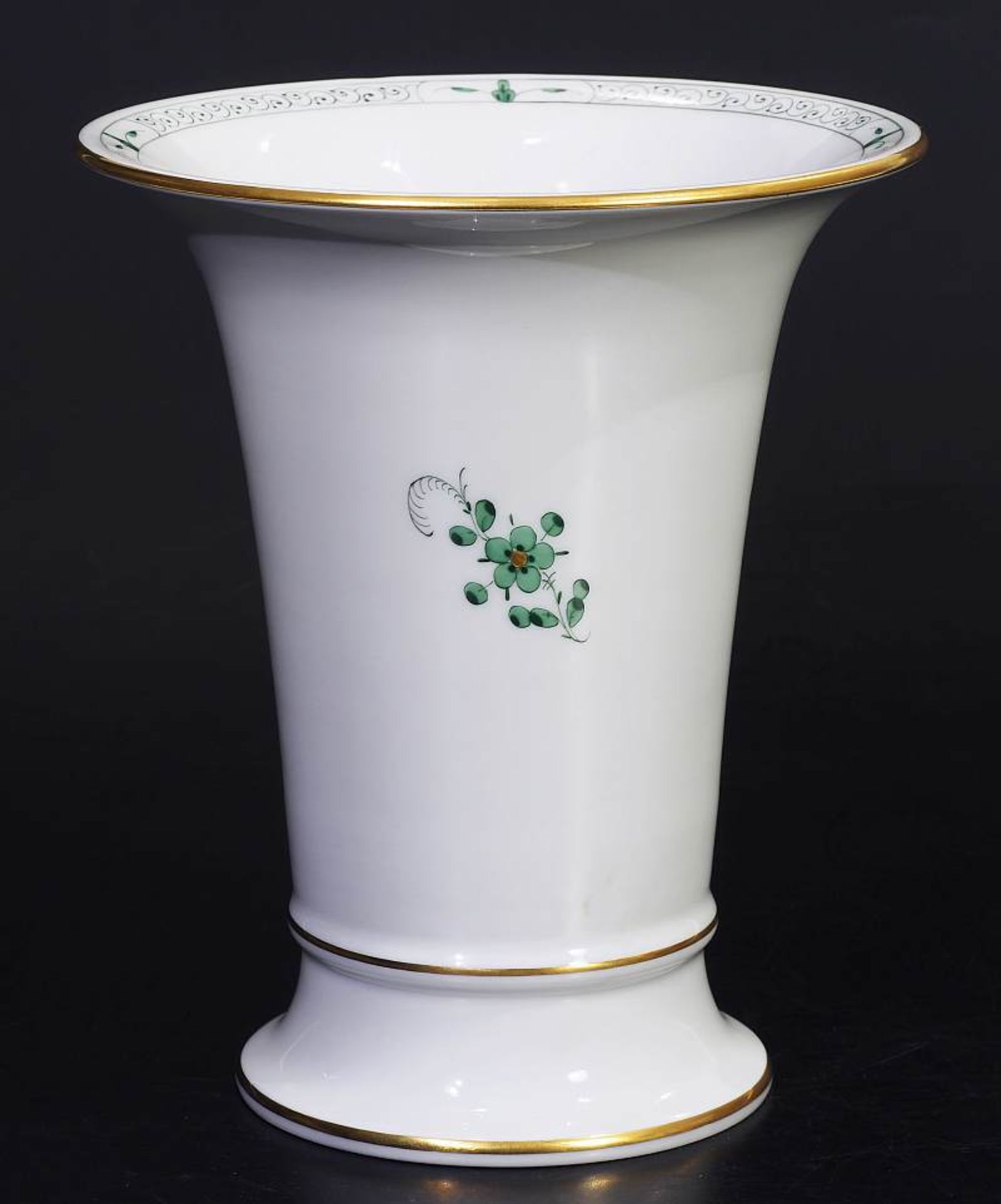 Indisch-Vase.Indisch-Vase. MEISSEN nach 1934. Gefußter konischer Korpus mit weit ausschwingendem - Image 3 of 5