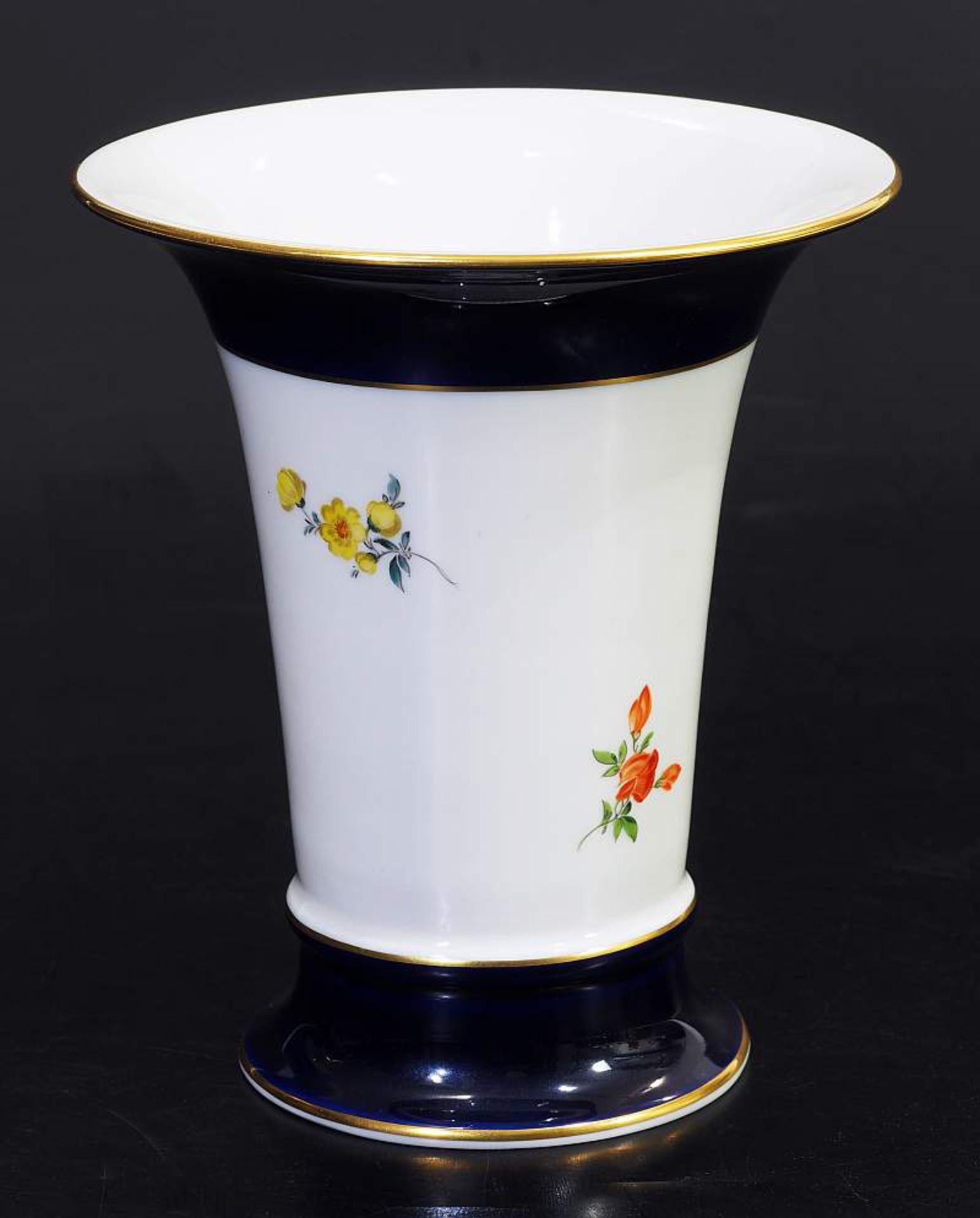 Kobalt Vase. Kobalt-Vase. MEISSEN 1957 - 1972, Modelljahr 1918, Modellnummer 478. Gefußter konischer - Image 3 of 5