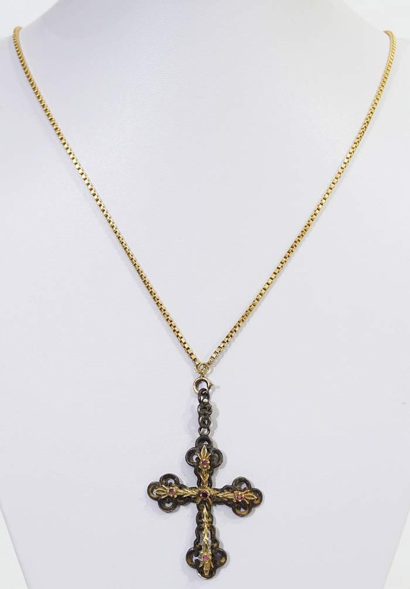 Kreuzanhänger mit Kette. Kreuzanhänger mit Kette. Silber/585er Gelbgold. Seitlicher Besatz wohl