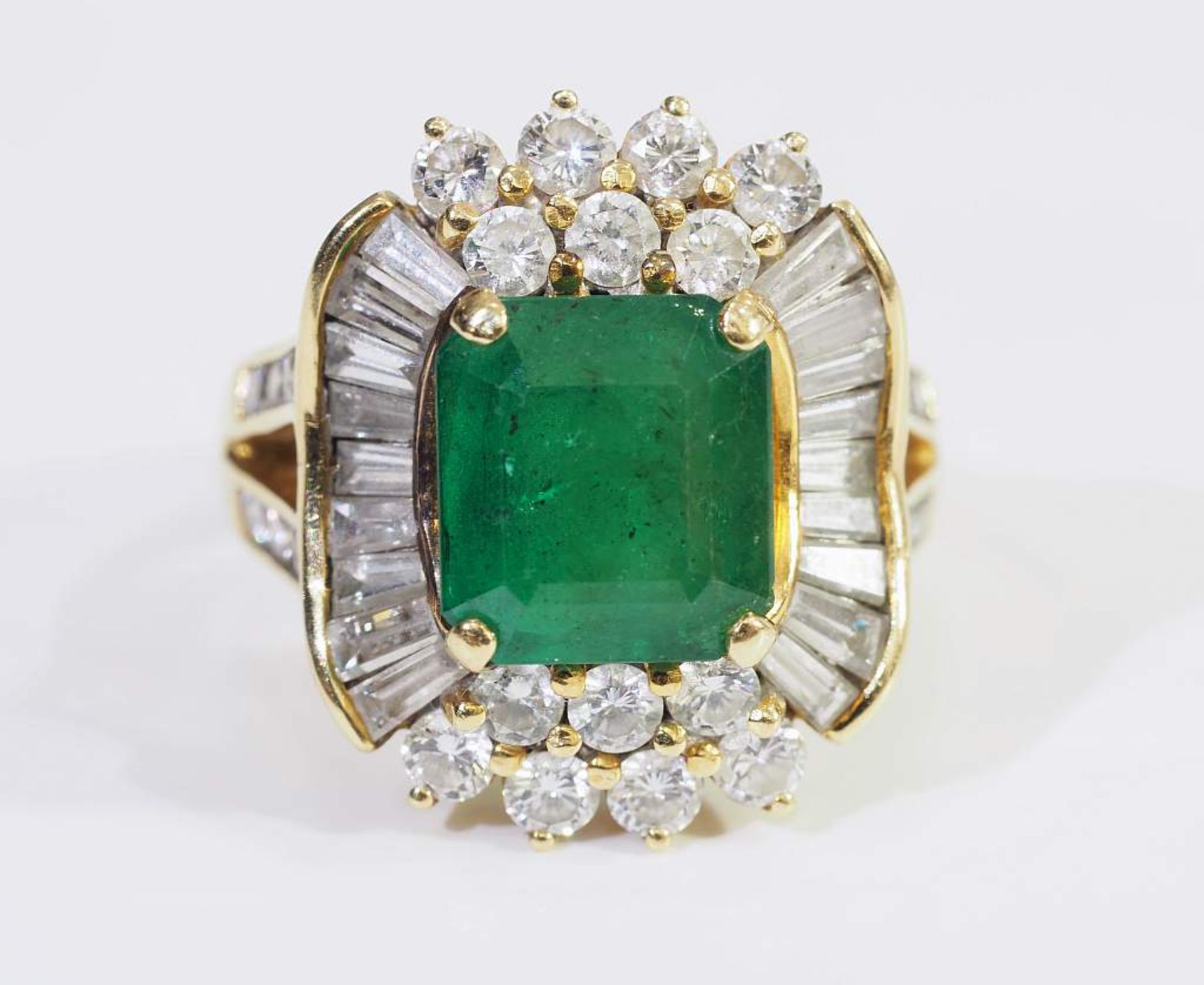 Damenring, Smaragd im Carré-Schliff mit Brillanten und Diamant-Trapezen.Damenring, Smaragd im - Bild 3 aus 7