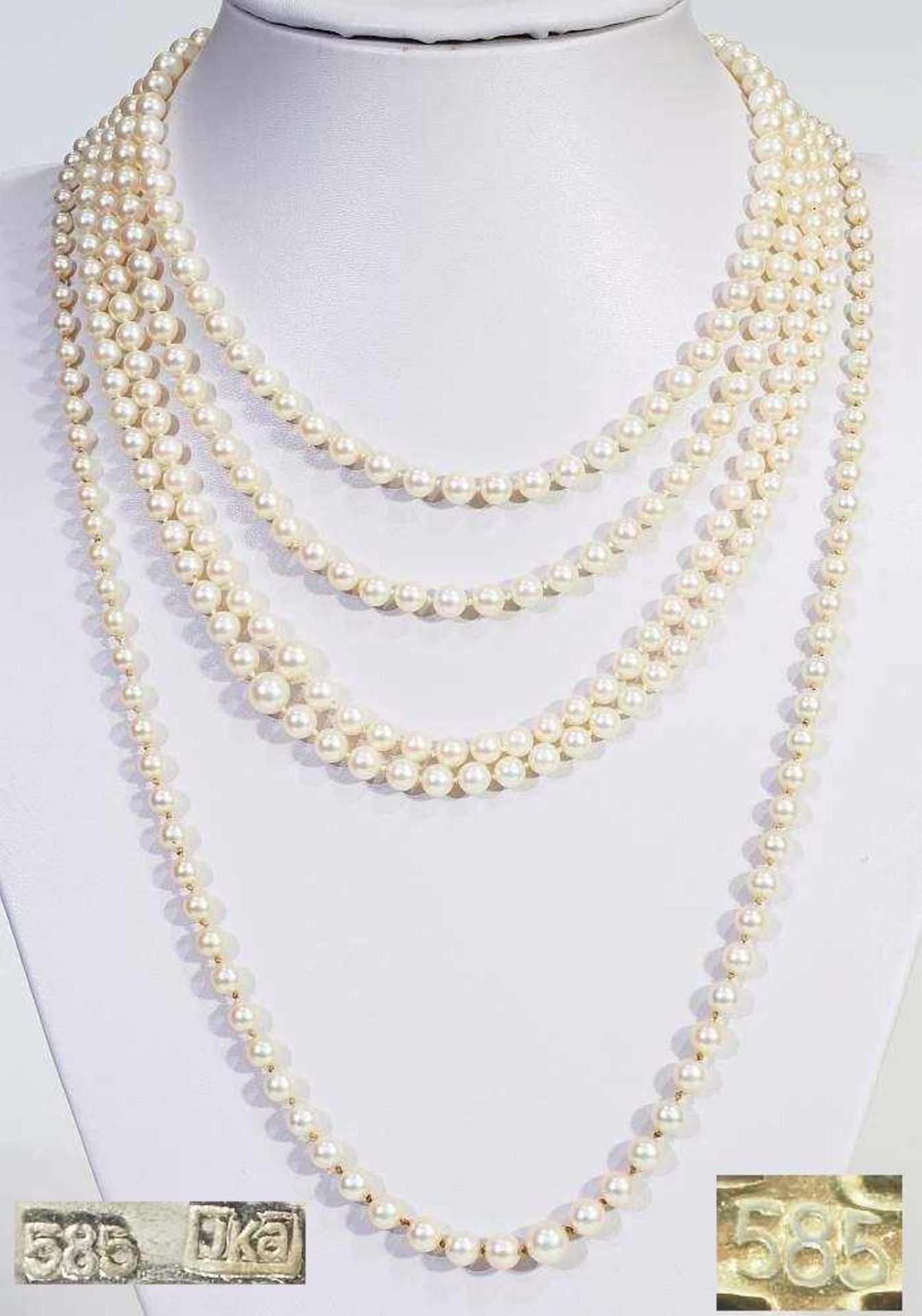 Drei verschiedene Akoja-PerlenkettenDrei verschiedene Akoja-Perlenketten. 1) Endlose Kette, Perlen Ø