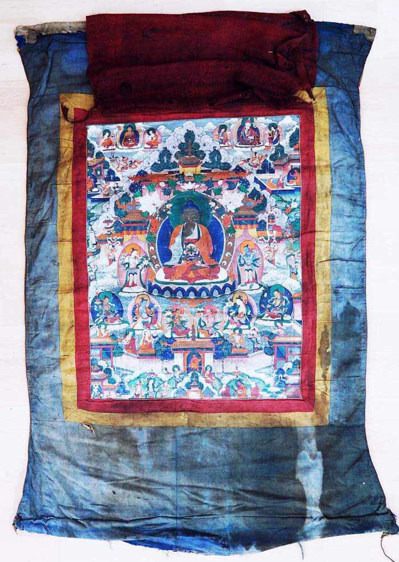 Thangka mit verschiedenen Buddha-Darstellungen und Vorhang.Thangka mit verschiedenen Buddha-
