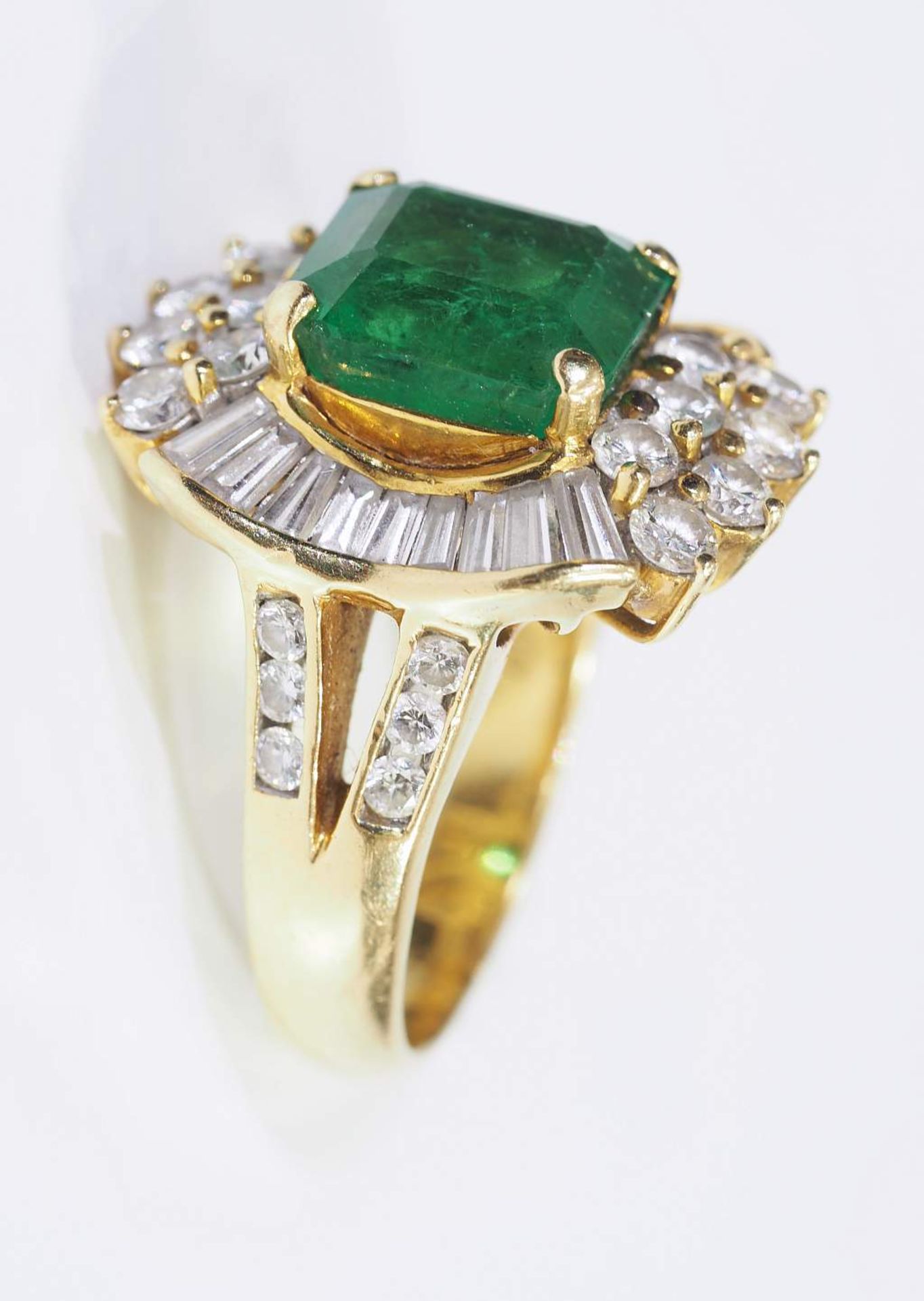 Damenring, Smaragd im Carré-Schliff mit Brillanten und Diamant-Trapezen.Damenring, Smaragd im - Bild 2 aus 7