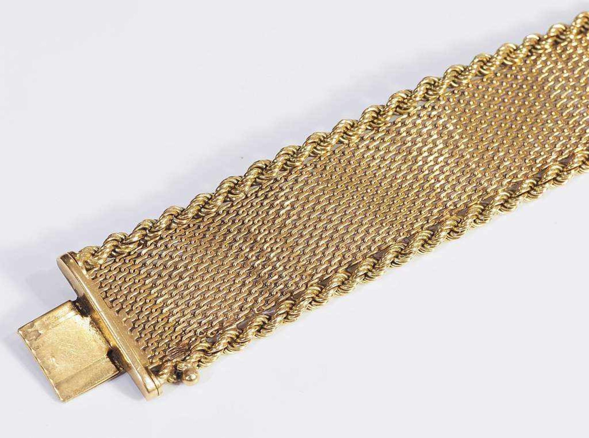 Flechtarmband mit Kordelrand. Flechtarmband mit Kordelrand. 750er Gelbgold. Kastenverschluß mit - Bild 4 aus 6