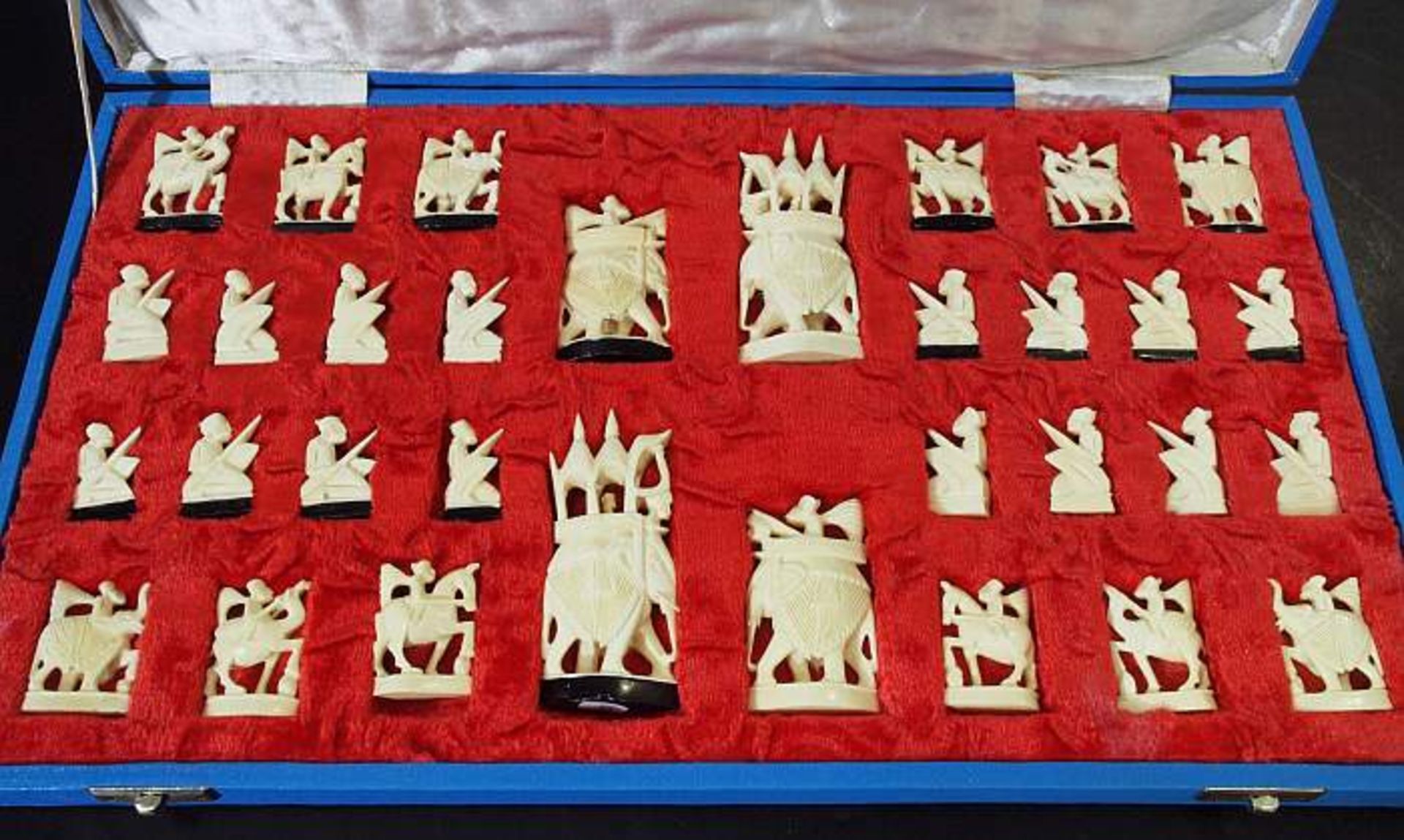 Elfenbein Schachspiel "Alt Indien" komplett im Koffer. Elfenbein Schachspiel "Alt Indien" komplett