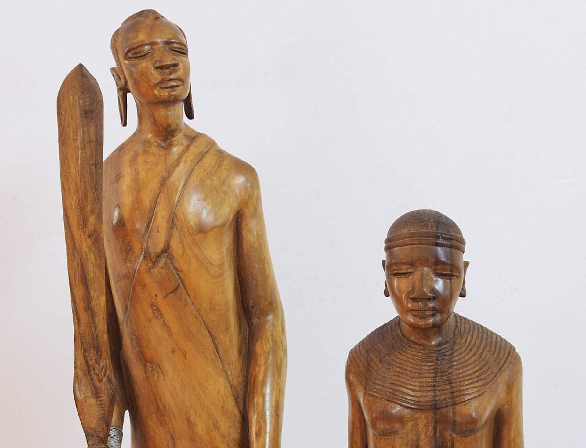 MASSAI-Krieger mit Gefährtin. Afrika, 20. Jahrhundert.MASSAI-Krieger mit Gefährtin. Afrika, 20. - Image 6 of 6