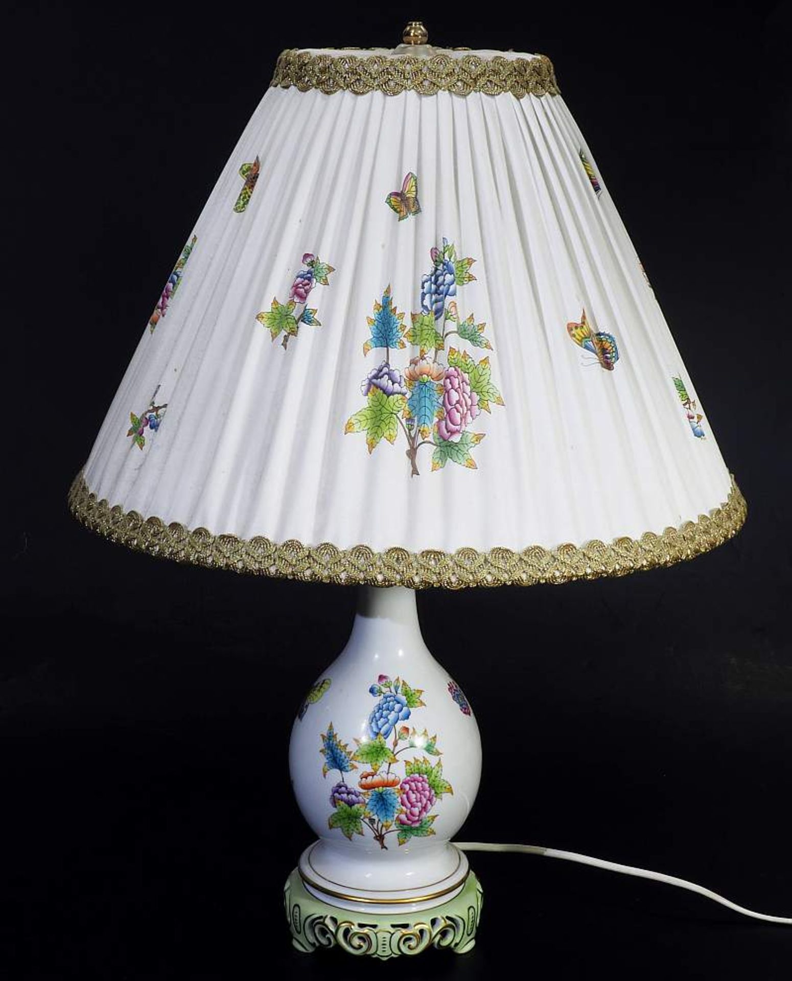 Tischlampe. Wanduhr. Tischlampe, Wanduhr. HEREND/Ungarn, 20. Jahrhundert. Farbig bemalt, gold - Image 3 of 7