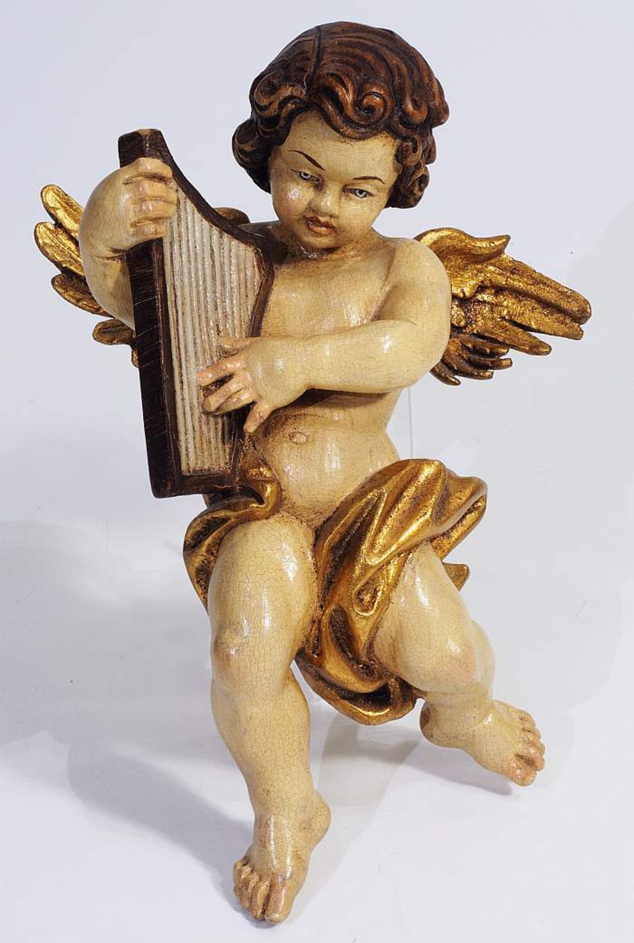 Geflügelter Engel, Harfe spielend.Geflügelter Engel, Harfe spielend. 20. Jahrhundert. Holz farbig
