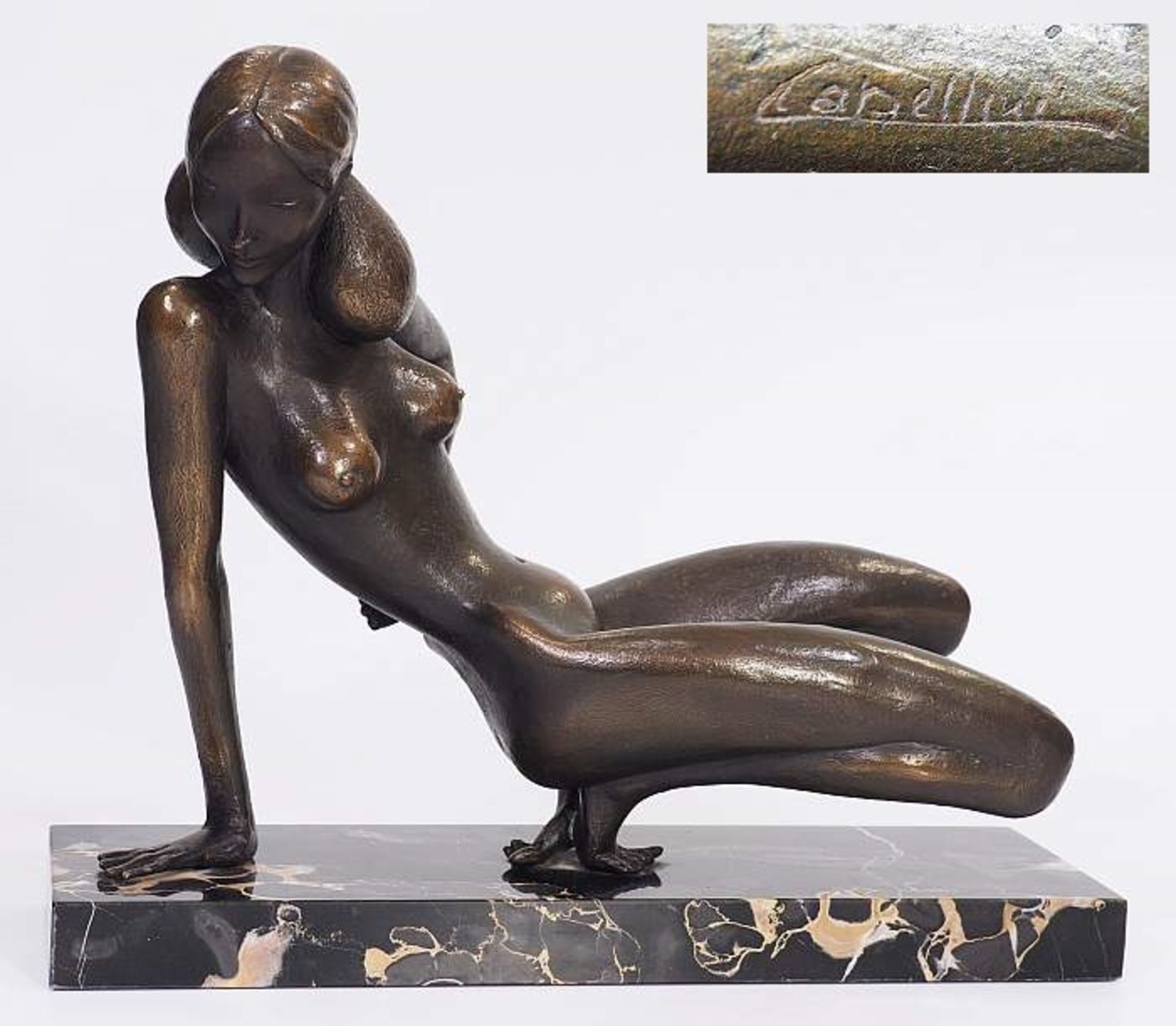 Knieender erotischer Frauenakt. Knieender erotischer Frauenakt. Bronze im