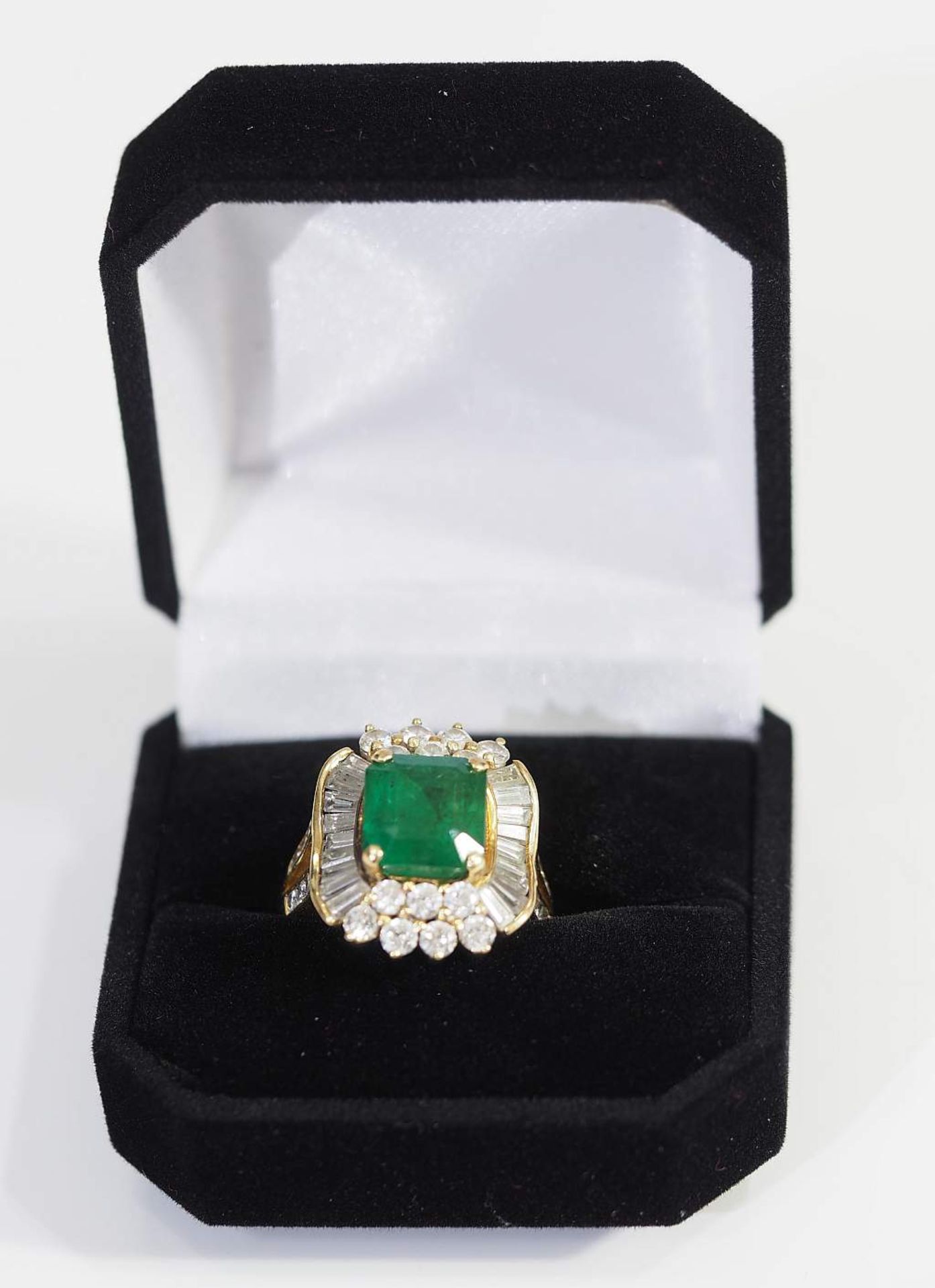 Damenring, Smaragd im Carré-Schliff mit Brillanten und Diamant-Trapezen.Damenring, Smaragd im - Bild 7 aus 7