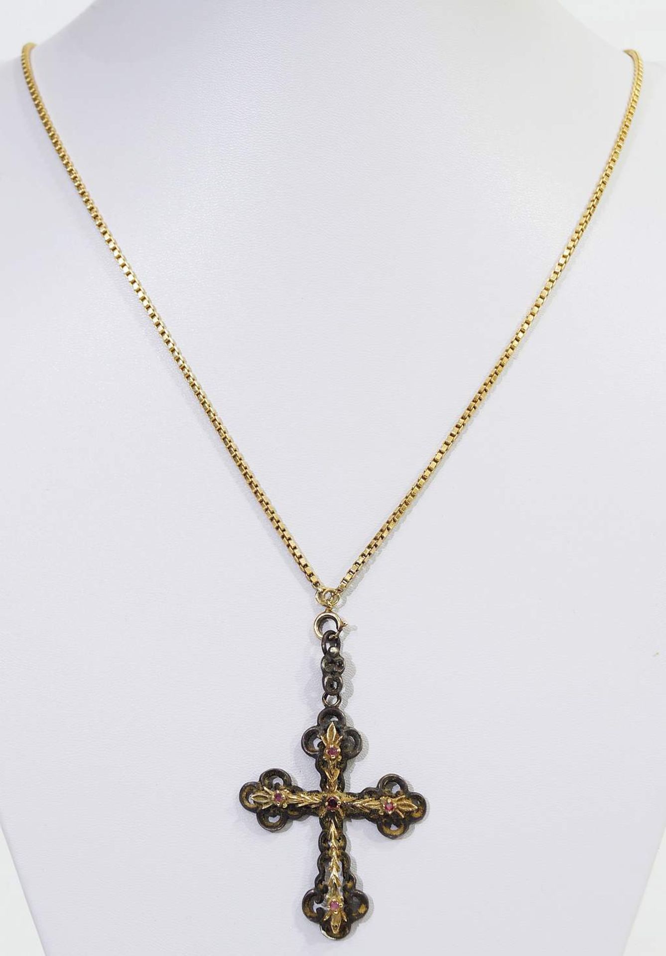 Kreuzanhänger mit Kette. Kreuzanhänger mit Kette. Silber/585er Gelbgold. Seitlicher Besatz wohl - Bild 2 aus 5