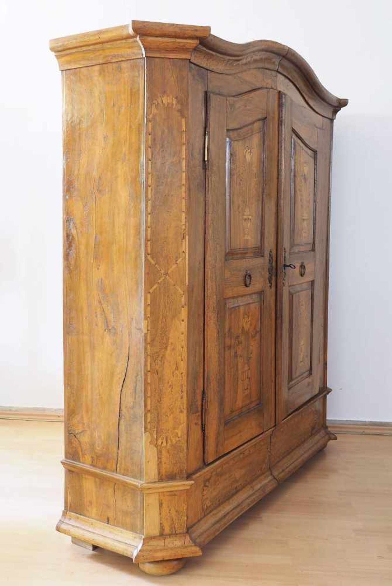 Bodensee-Barockschrank um 1780. Bodensee-Barockschrank um 1780. Wohl Nussbaum massiv mit Obstholz- - Bild 5 aus 6