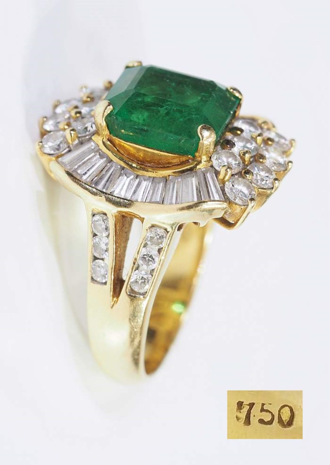 Damenring, Smaragd im Carré-Schliff mit Brillanten und Diamant-Trapezen.Damenring, Smaragd im