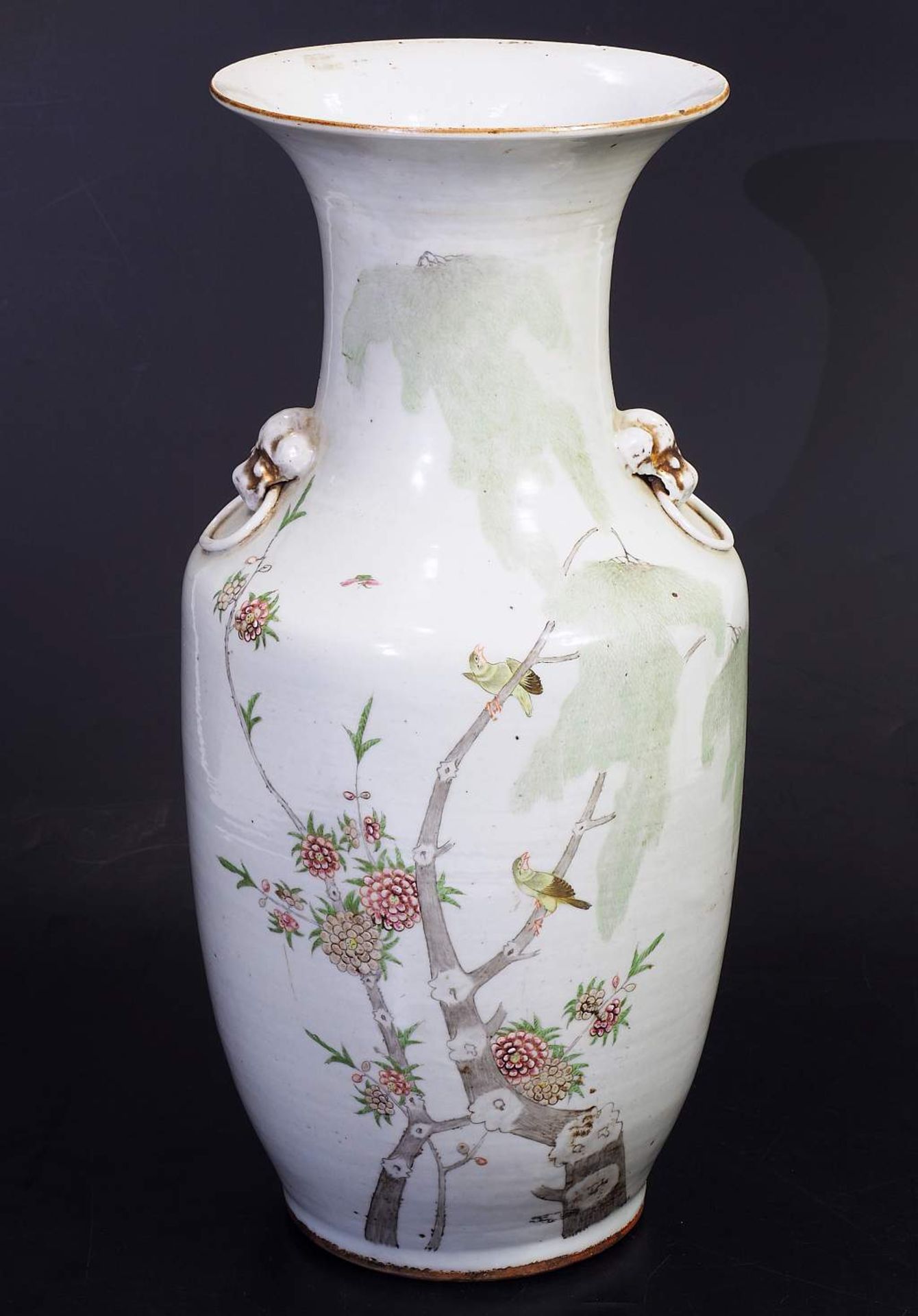 Vase China, um 1900Vase China, um 1900. Balusterform mit Trompetenhals, seitlich Tierkopfhandhaben - Bild 2 aus 6