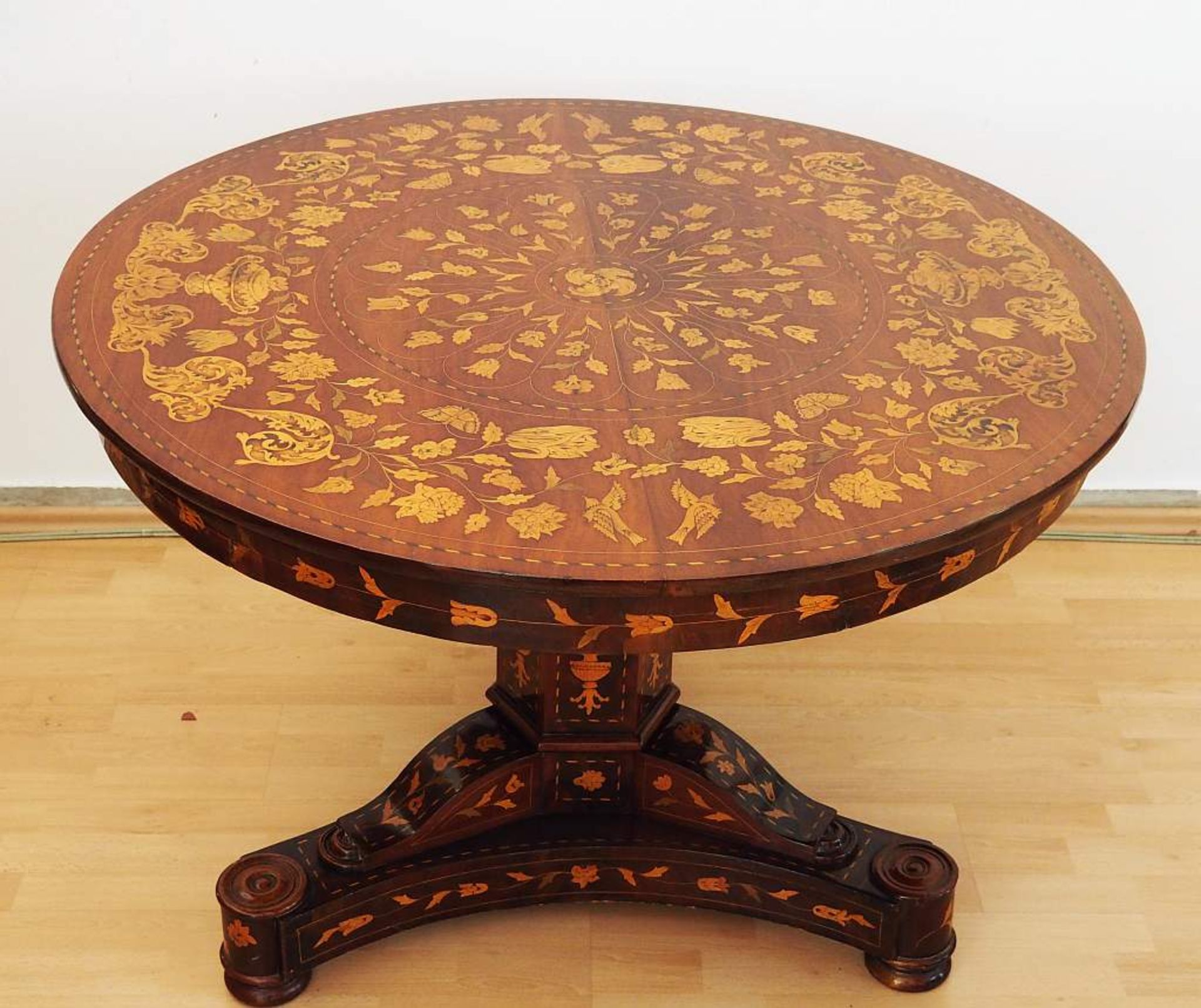 Barock-Intarsien-Tisch 18./19.. Jahrhundert.Barock-Intarsien-Tisch 18./19.. Jahrhundert. Nußbaum, - Bild 2 aus 5