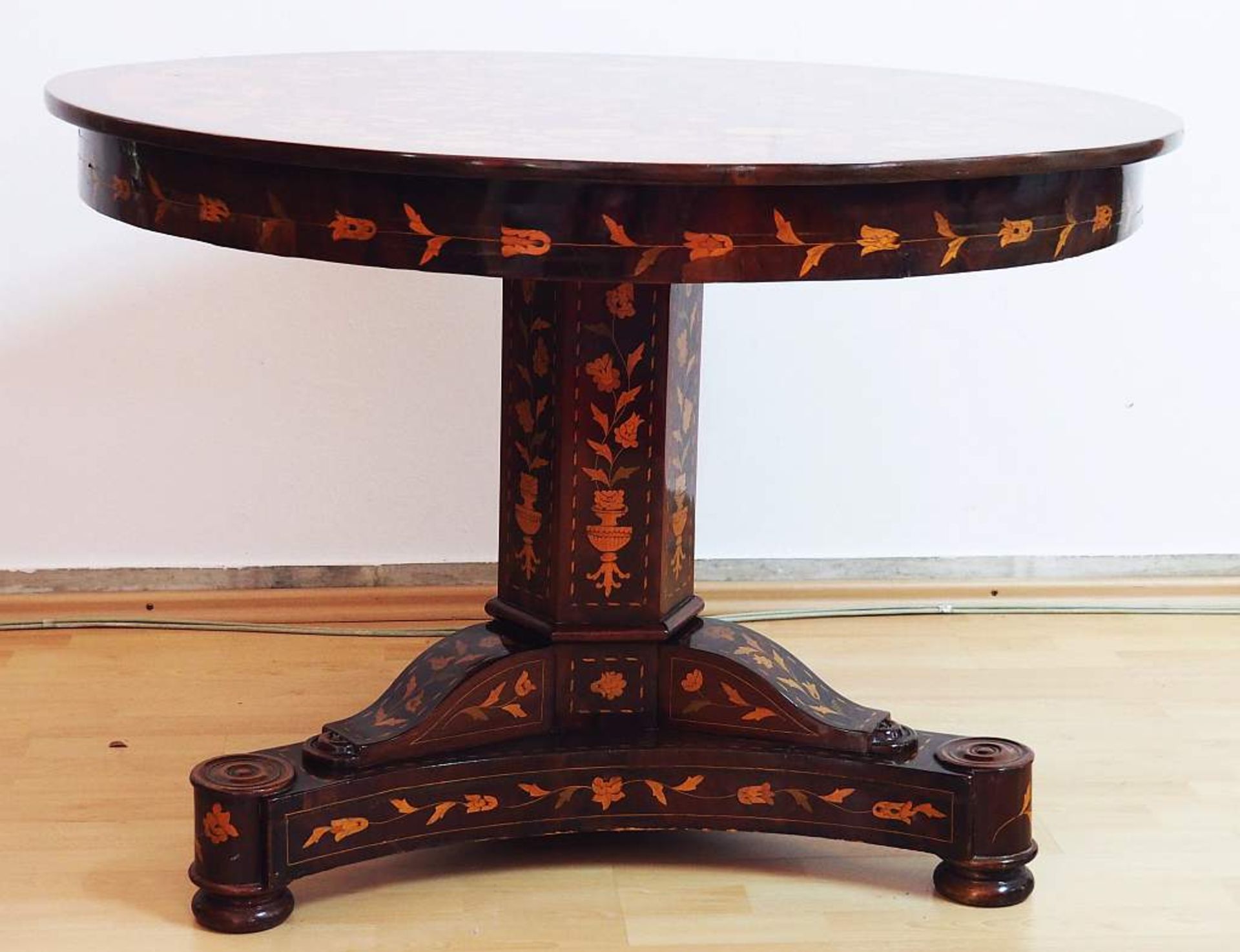 Barock-Intarsien-Tisch 18./19.. Jahrhundert.Barock-Intarsien-Tisch 18./19.. Jahrhundert. Nußbaum, - Bild 4 aus 5
