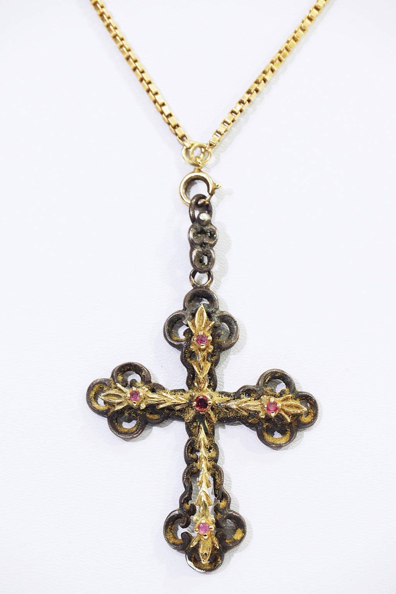 Kreuzanhänger mit Kette. Kreuzanhänger mit Kette. Silber/585er Gelbgold. Seitlicher Besatz wohl - Bild 3 aus 5