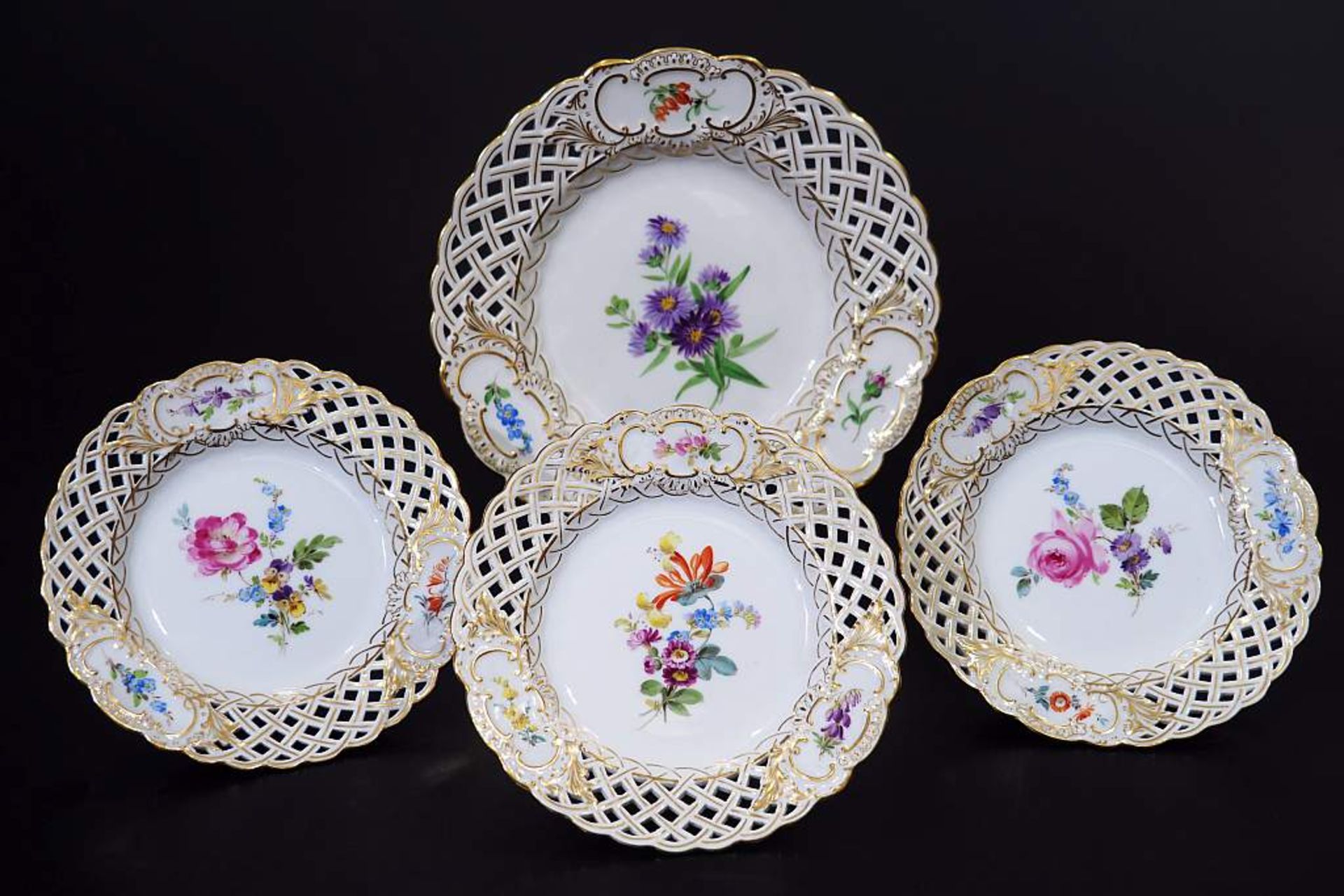 Vier Durchbruchteller. Vier Durchbruchteller. MEISSEN um 1880, 1. Wahl, farbige Blumenbemalung mit - Bild 2 aus 4