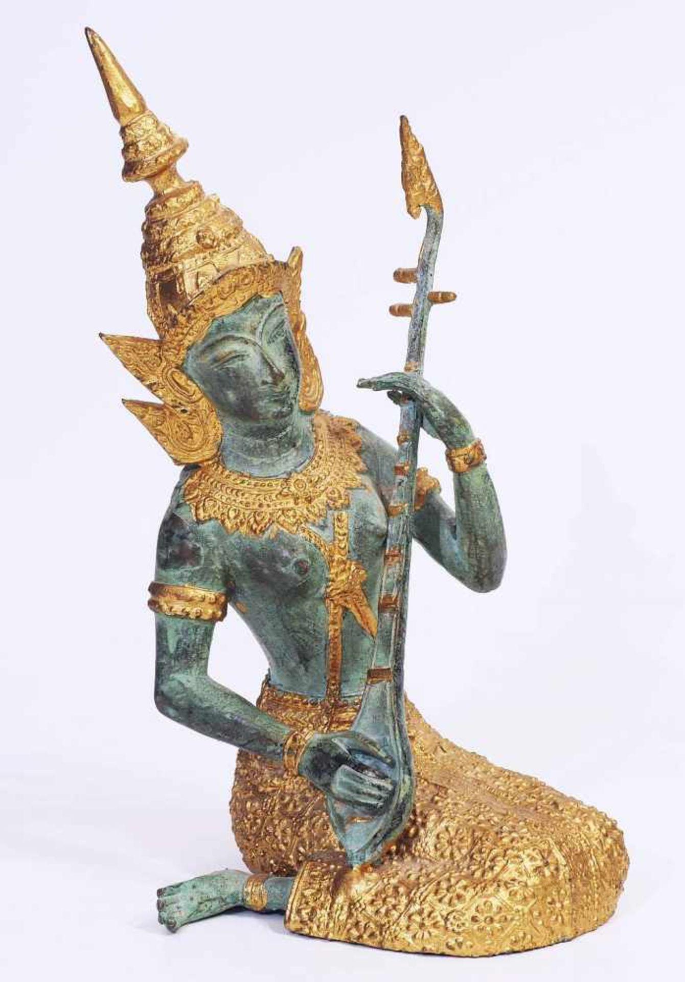 Kniende Tempeltänzerin, musizierend. Kniende Tempeltänzerin, musizierend. Thailand, 20. Jahrhundert. - Bild 2 aus 5