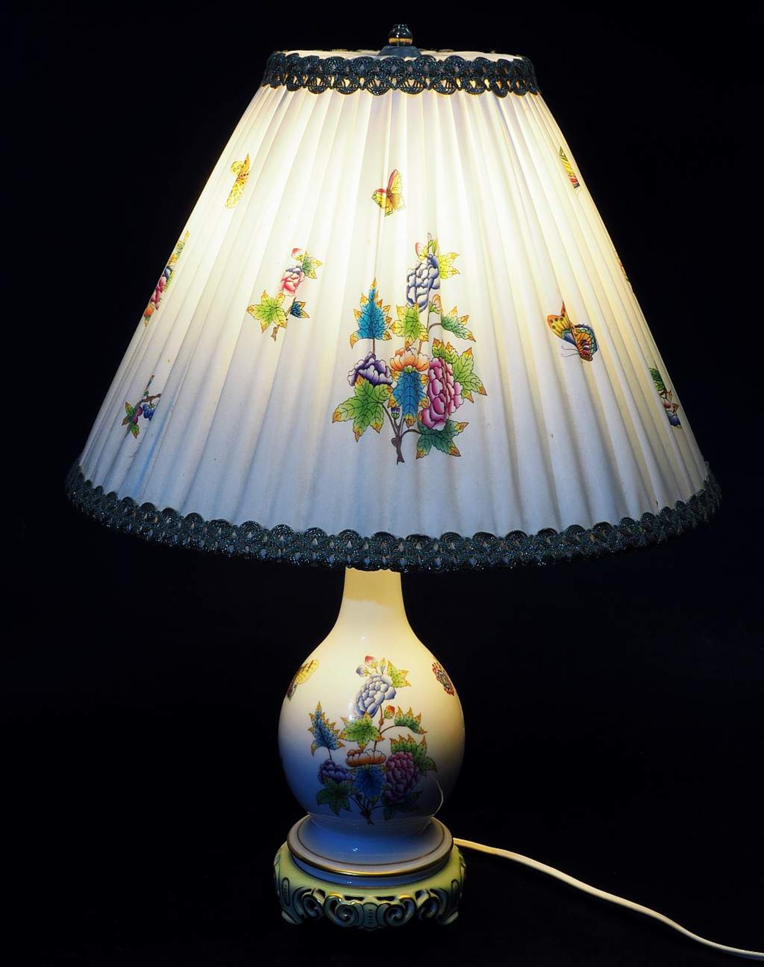 Tischlampe. Wanduhr. Tischlampe, Wanduhr. HEREND/Ungarn, 20. Jahrhundert. Farbig bemalt, gold - Image 4 of 7