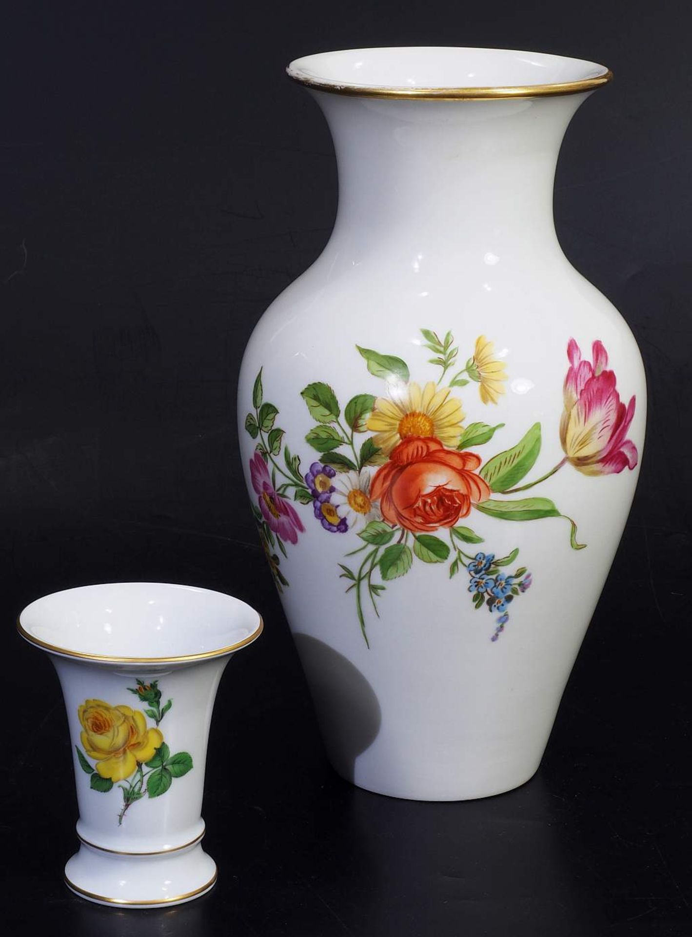 KPM-Vase. Kleine Meissen-Veilchenvase.1) KPM-Vase, 20. Jahrhundert. Balusterförmiger Korpus, Wandung - Image 2 of 6