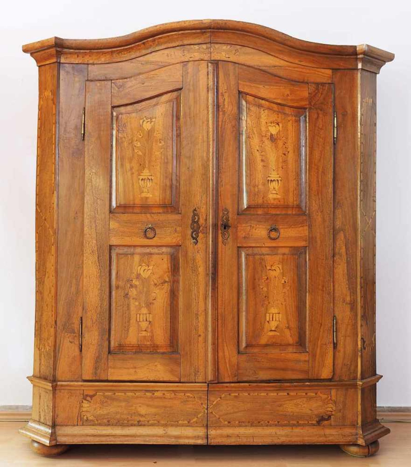 Bodensee-Barockschrank um 1780. Bodensee-Barockschrank um 1780. Wohl Nussbaum massiv mit Obstholz- - Bild 2 aus 6