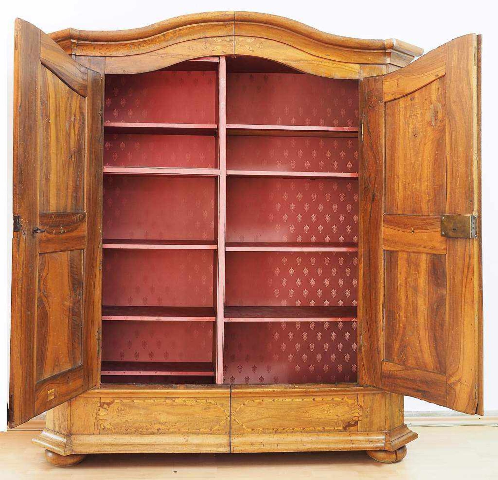 Bodensee-Barockschrank um 1780. Bodensee-Barockschrank um 1780. Wohl Nussbaum massiv mit Obstholz- - Bild 3 aus 6