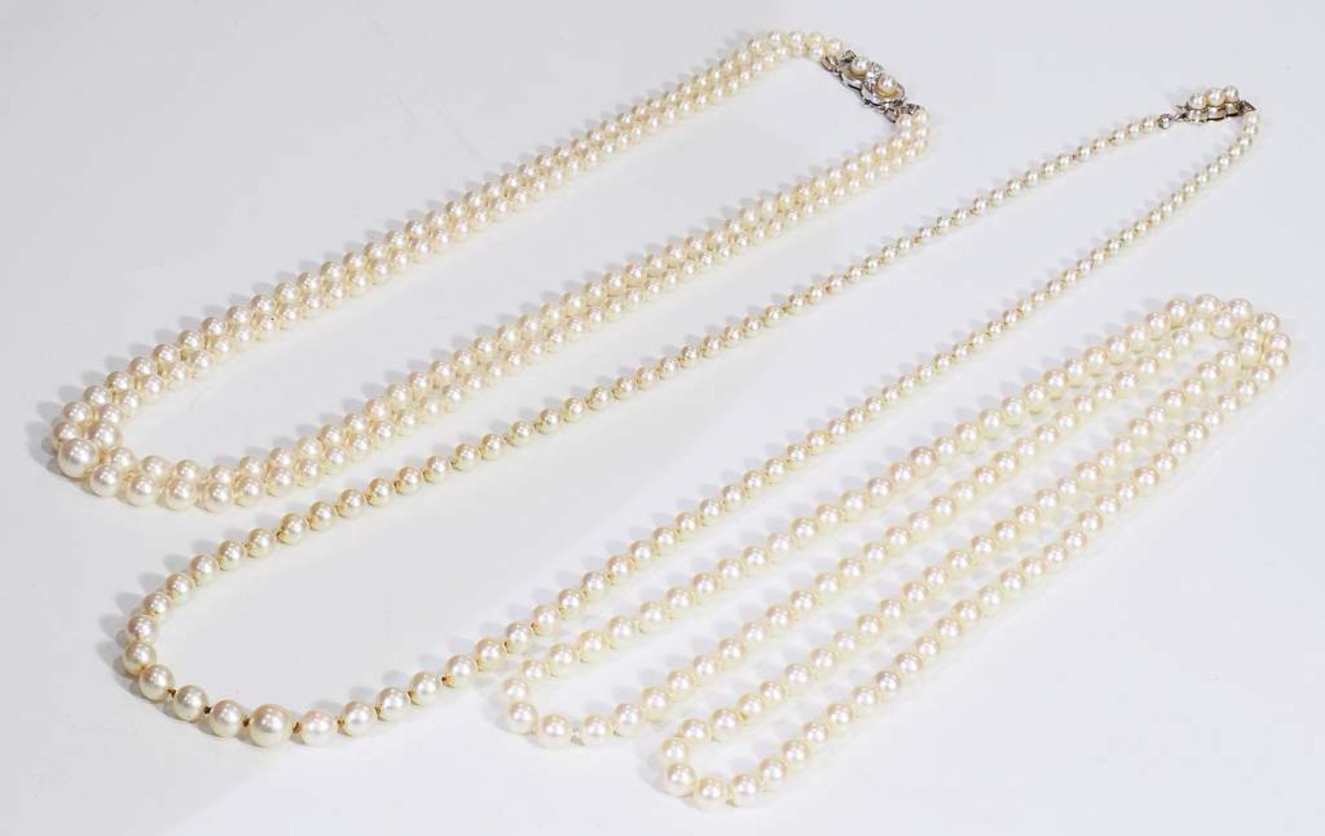 Drei verschiedene Akoja-PerlenkettenDrei verschiedene Akoja-Perlenketten. 1) Endlose Kette, Perlen Ø - Bild 3 aus 6