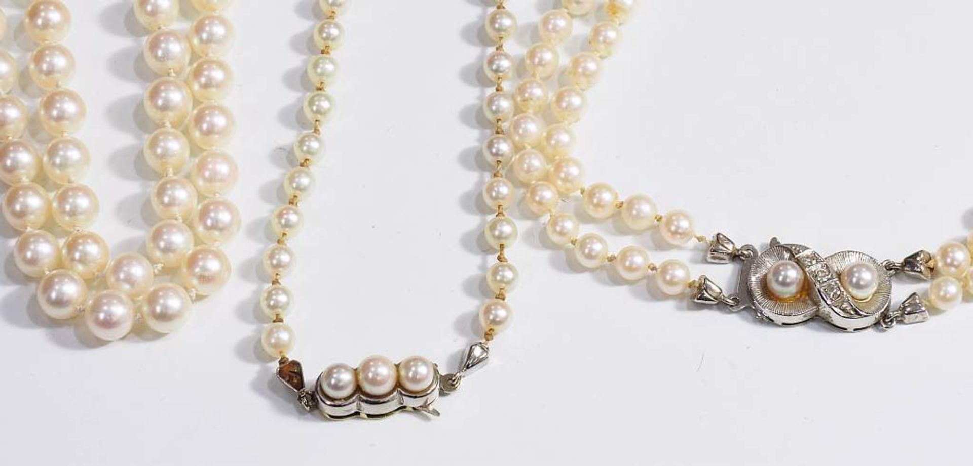 Drei verschiedene Akoja-PerlenkettenDrei verschiedene Akoja-Perlenketten. 1) Endlose Kette, Perlen Ø - Bild 4 aus 6
