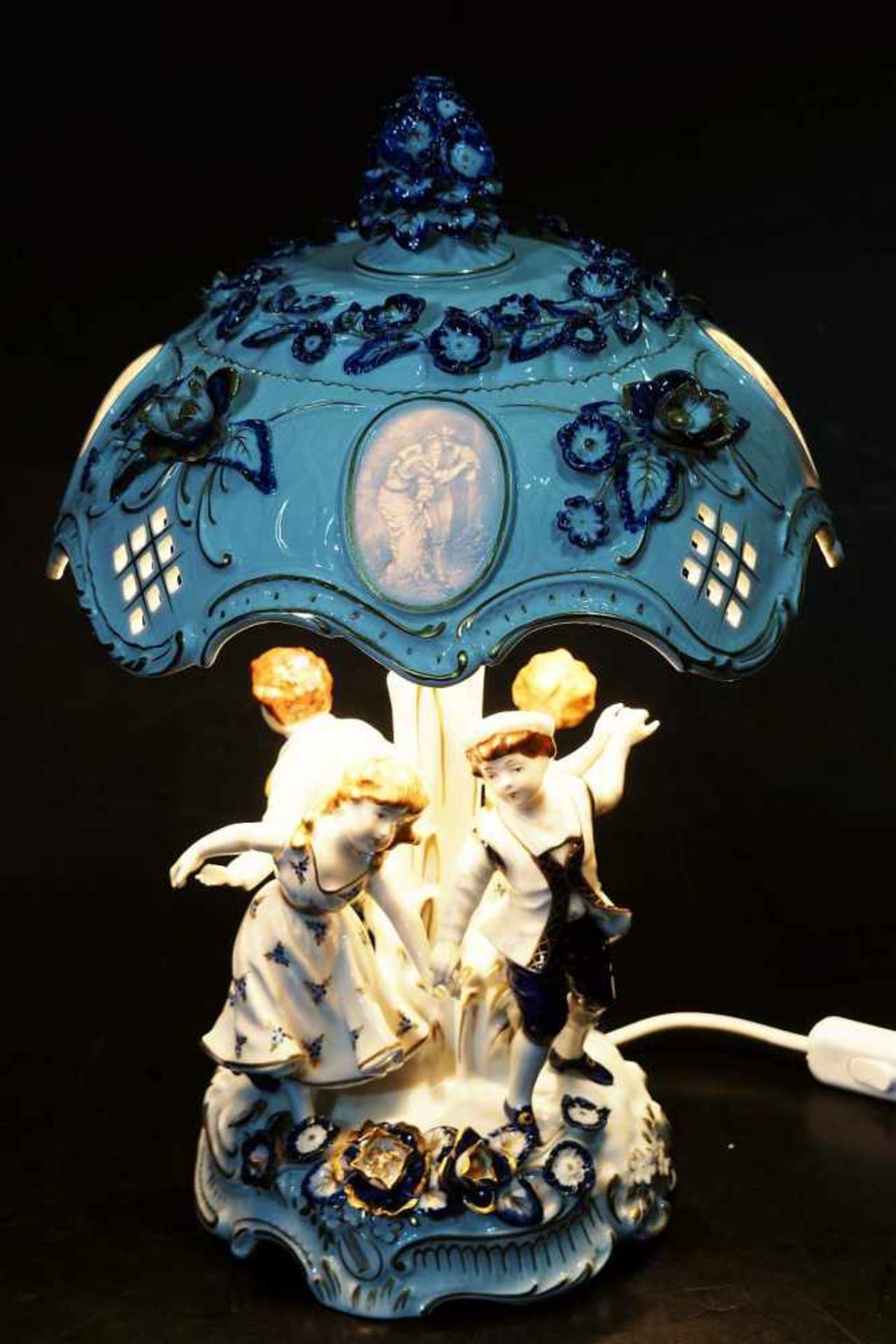 Lithophanie-Lampe "Kinderreigen". Lithophanie-Lampe "Kinderreigen". Plaue/Thüringen, bezeichnet " - Bild 3 aus 7
