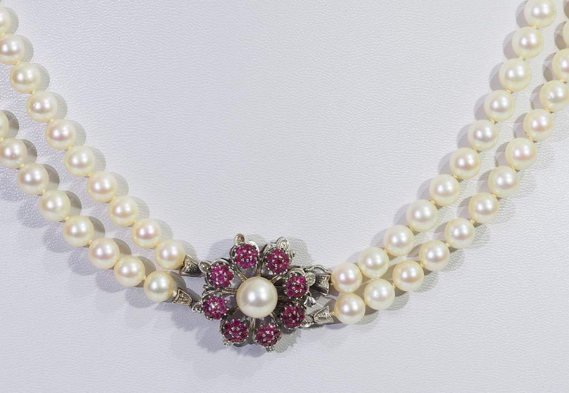 Zweireihige Akoja-Perlenkette mit Schmuckverschluß Zweireihige Akoja-Perlenkette, ca. insgesamt 61 - Bild 3 aus 7
