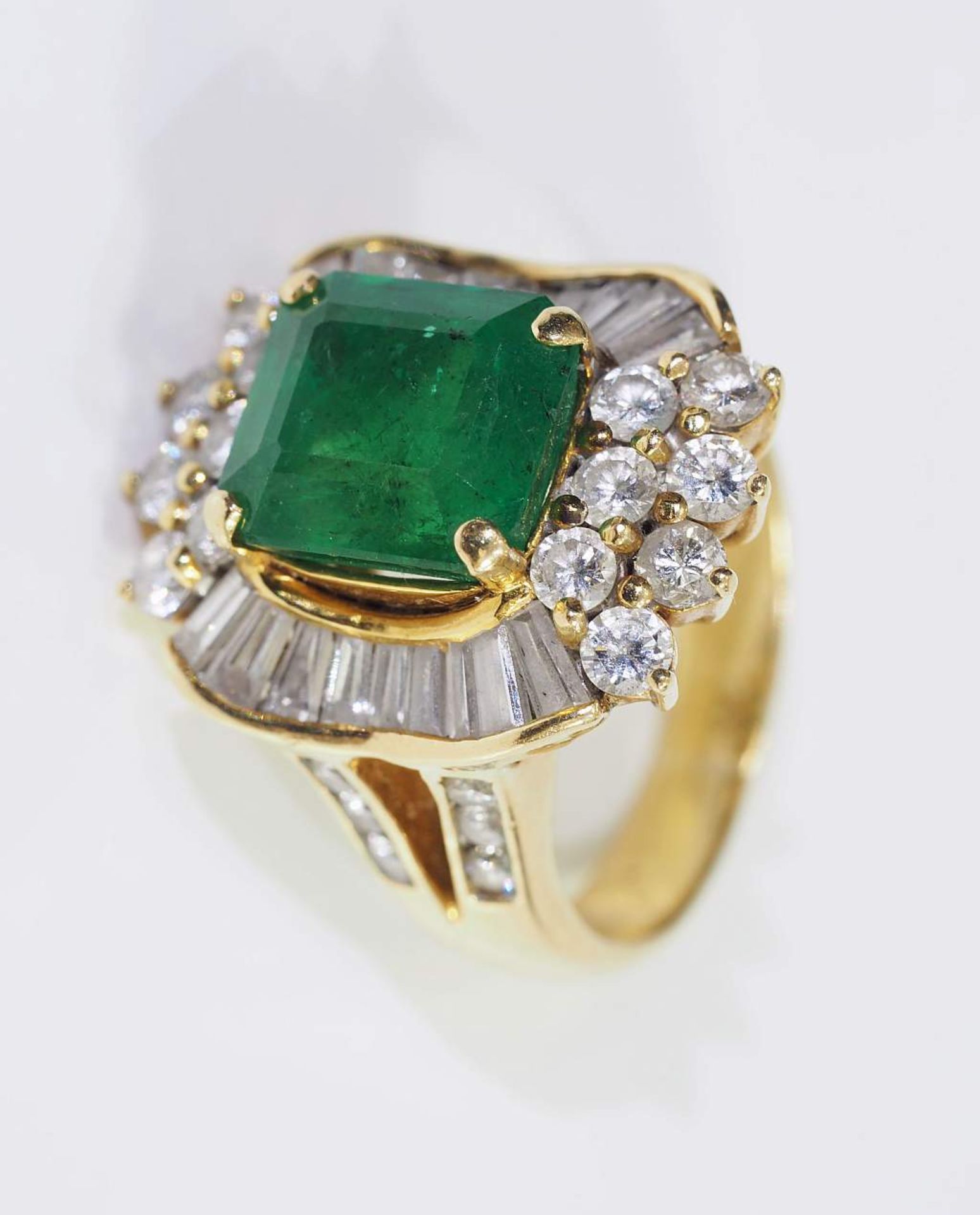 Damenring, Smaragd im Carré-Schliff mit Brillanten und Diamant-Trapezen.Damenring, Smaragd im - Bild 4 aus 7