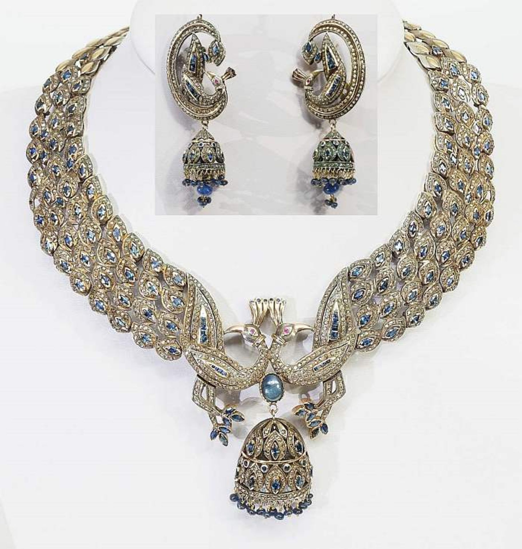 Prunkvolles Collier, dazu passend ein Paar Ohrgehänge, Indien um 1920. Prunkvolles Collier, dazu