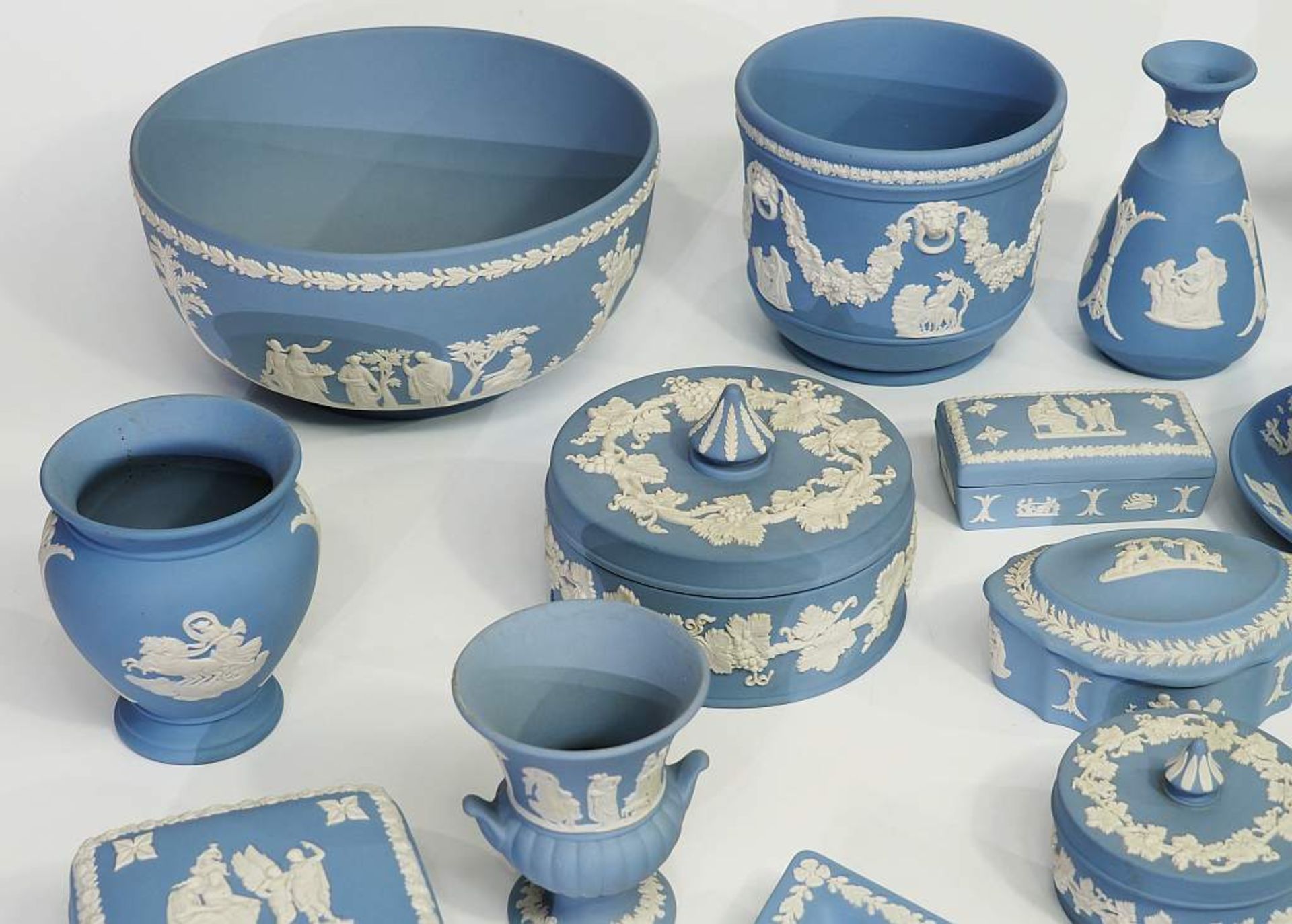 Konvolut mit 25 Teilen. WEDGWOOD Jasperware in hellblau. Konvolut mit 25 Teilen WEDGWOOD - Image 3 of 7