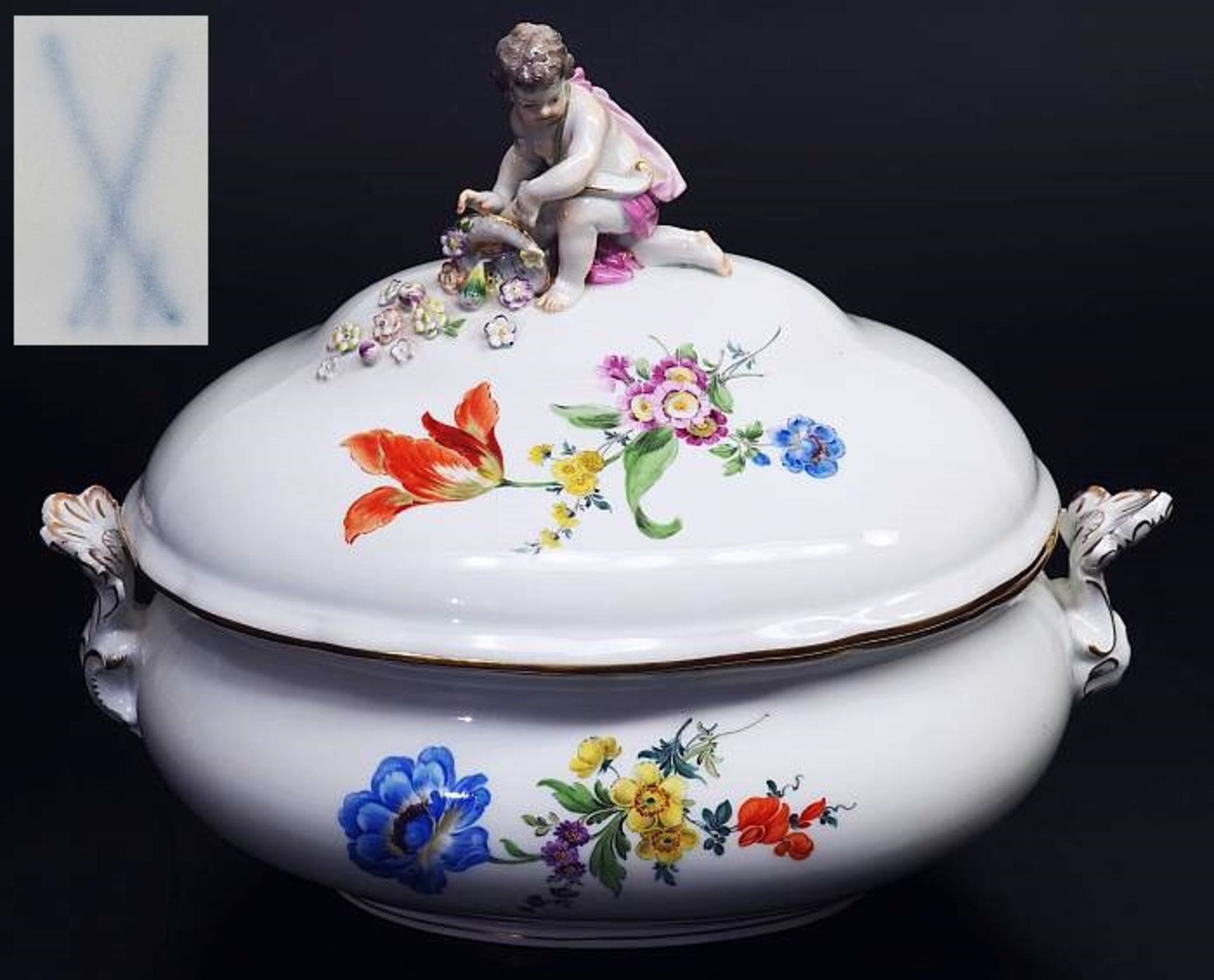 Große Deckelterrine. MEISSEN. Große Deckelterrine. MEISSEN um 1900. Farbige Bemalung mit