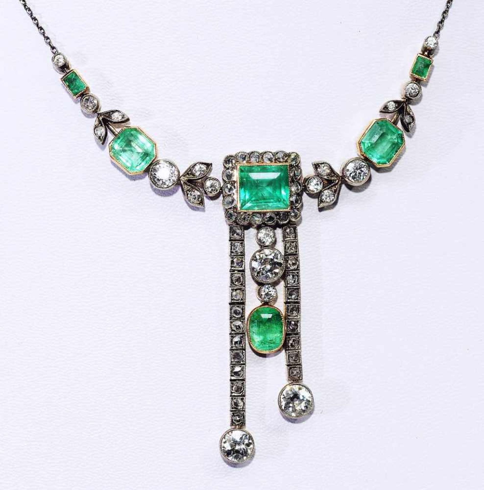 Collier mit Diamanten und Smargden, um 1880.Collier mit Diamanten und Smargden, um 1880. - Image 3 of 7