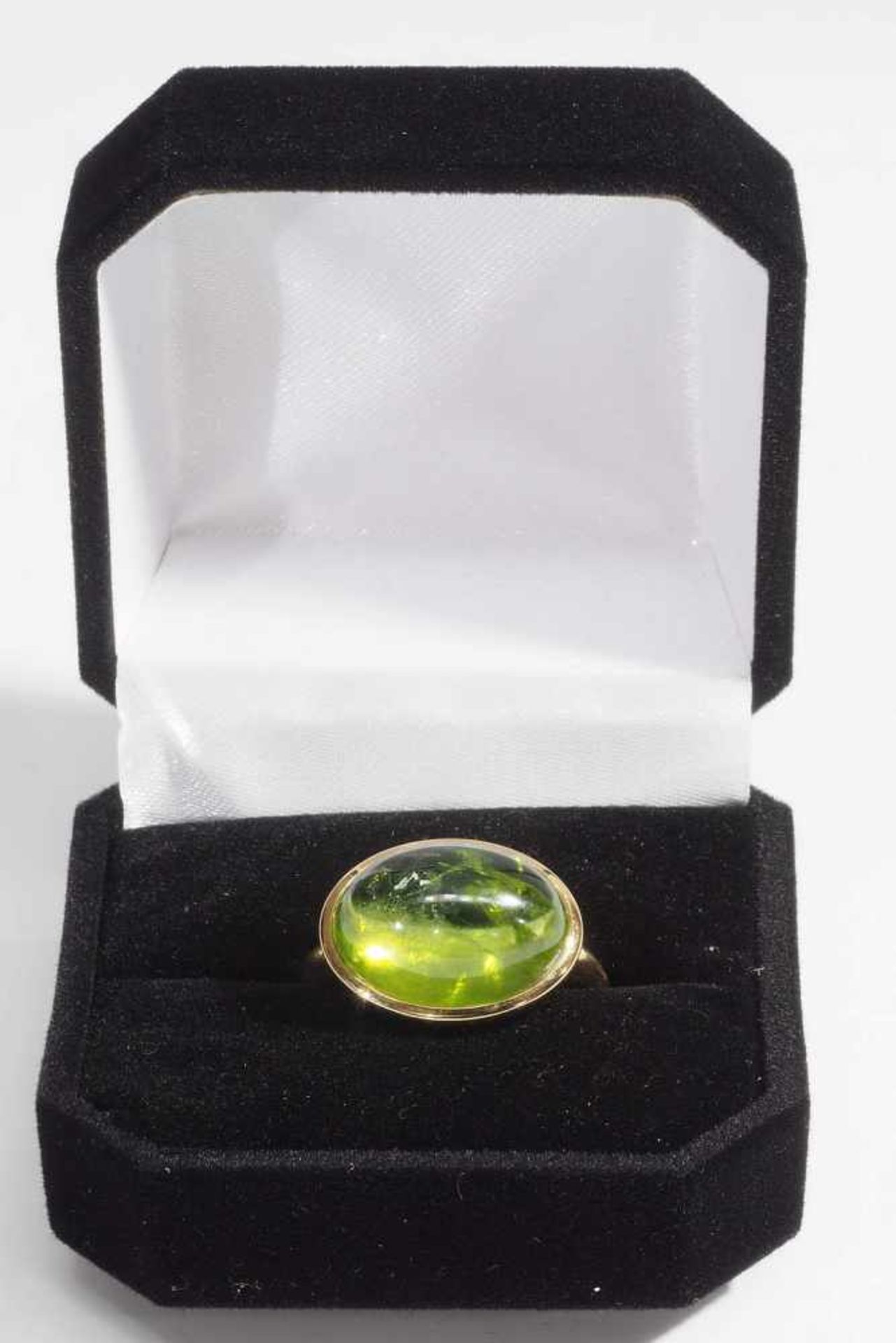 Ring mit Peridot.Ring mit Peridot. 750er Gelbgold. Peridot Cabochon ca. 12,41 ct., Ringgröße 54. - Image 7 of 7