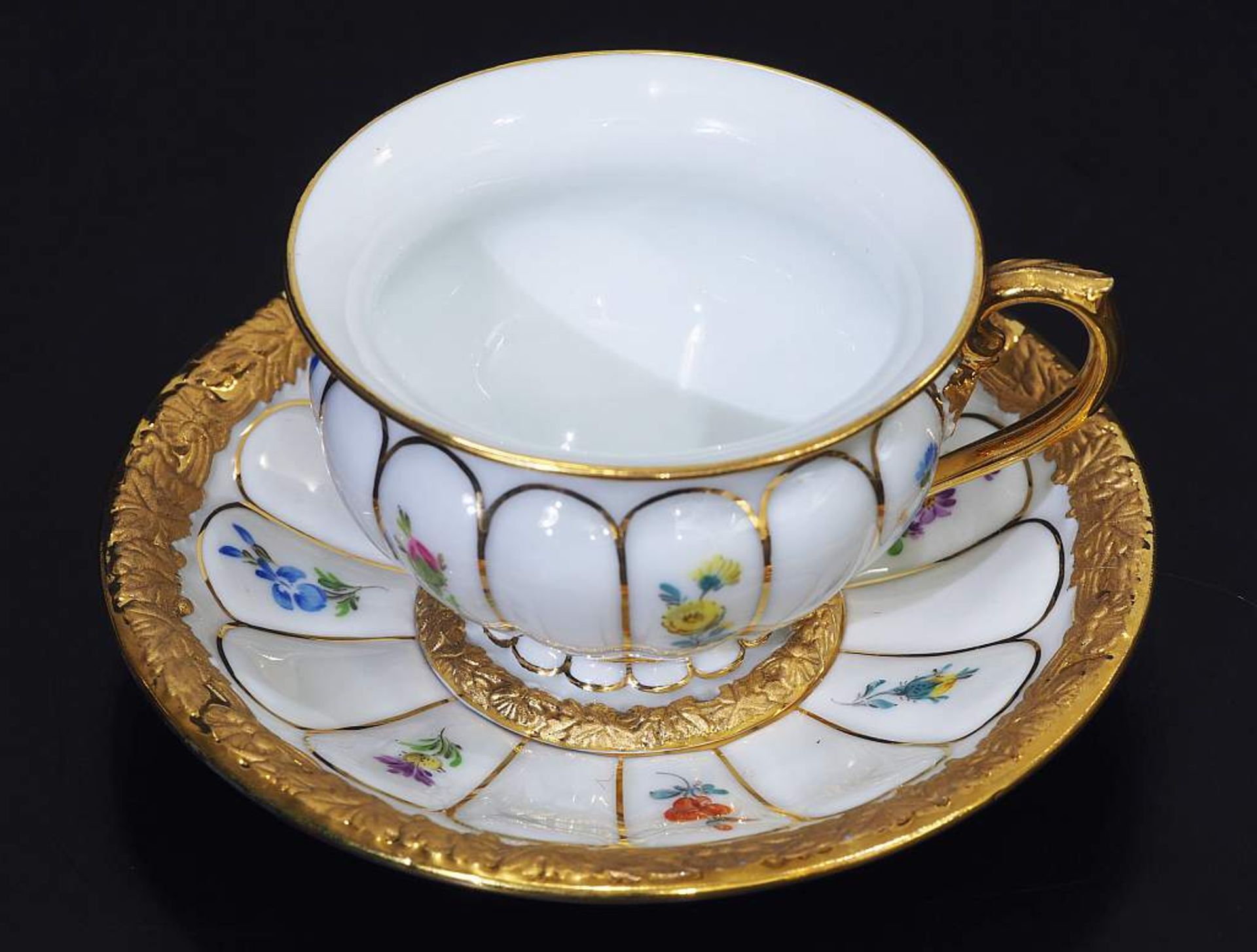 Prunk-Moccatasse. Untertasse. Prunk-Moccatasse. Untertasse. MEISSEN, nach 1934. 1. Wahl. - Image 3 of 5