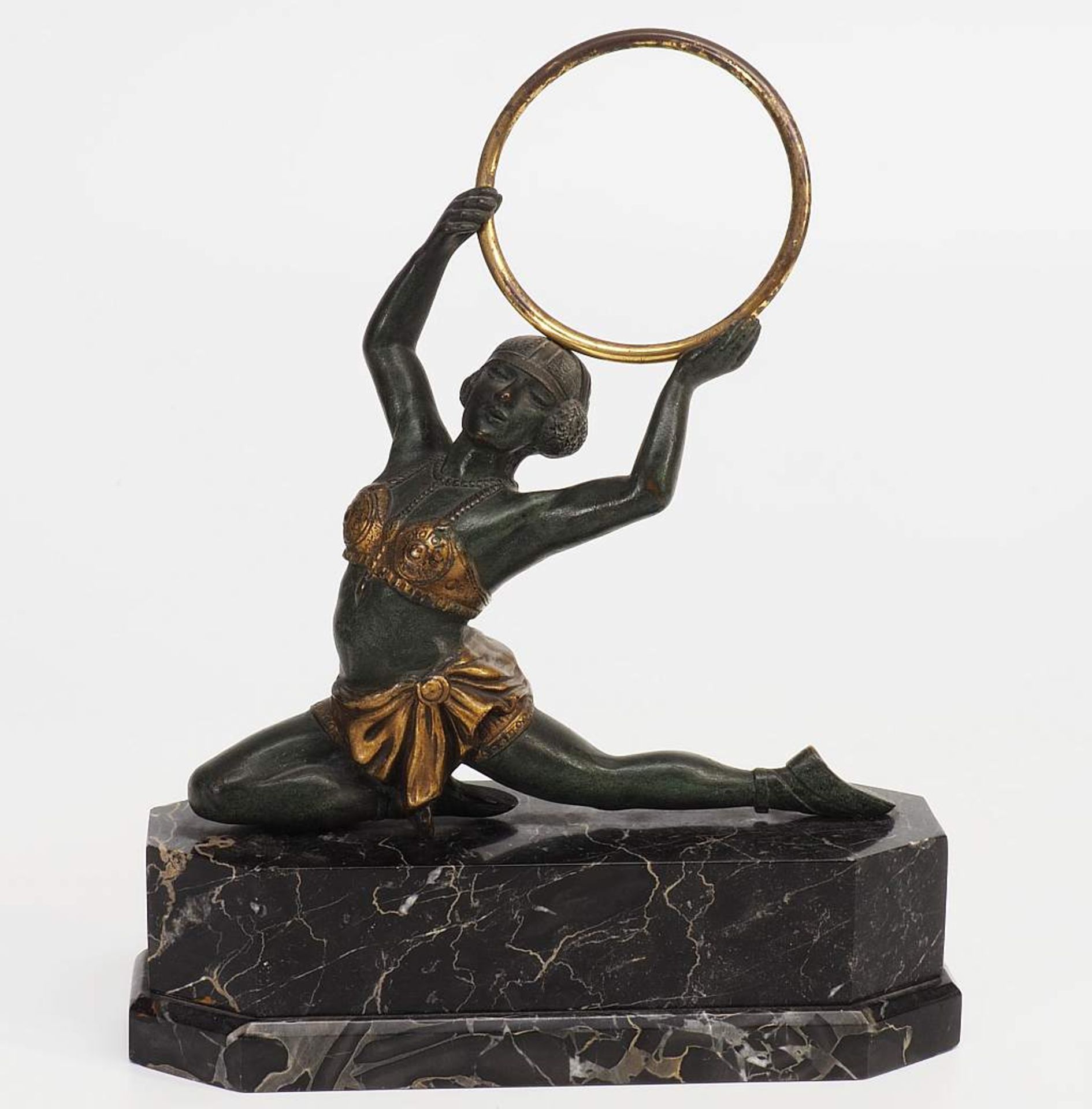 Reigentänzerin.Reigentänzerin. Paris, um 1920. Bronze mit grüner Patina, partiell vergoldet. In - Bild 2 aus 5