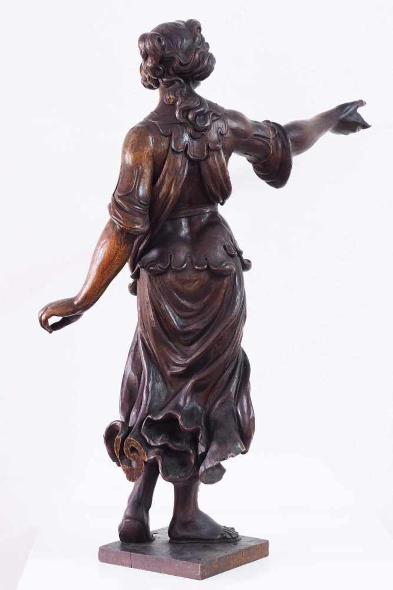 Mythologische Statue einer "Göttin". Mythologische Statue einer "Göttin". 19. Jahrhundert. Holz, - Bild 4 aus 5