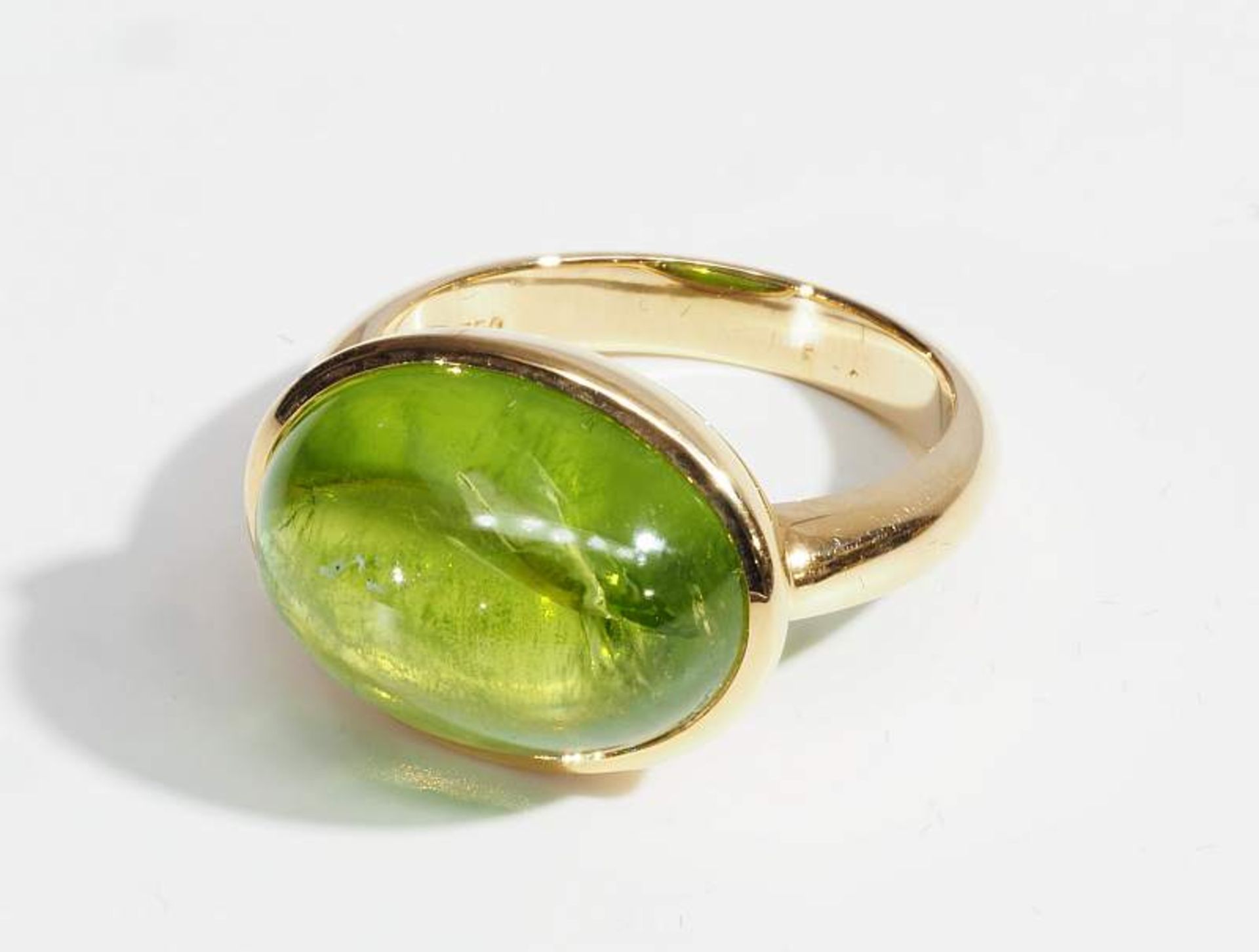 Ring mit Peridot.Ring mit Peridot. 750er Gelbgold. Peridot Cabochon ca. 12,41 ct., Ringgröße 54. - Image 4 of 7