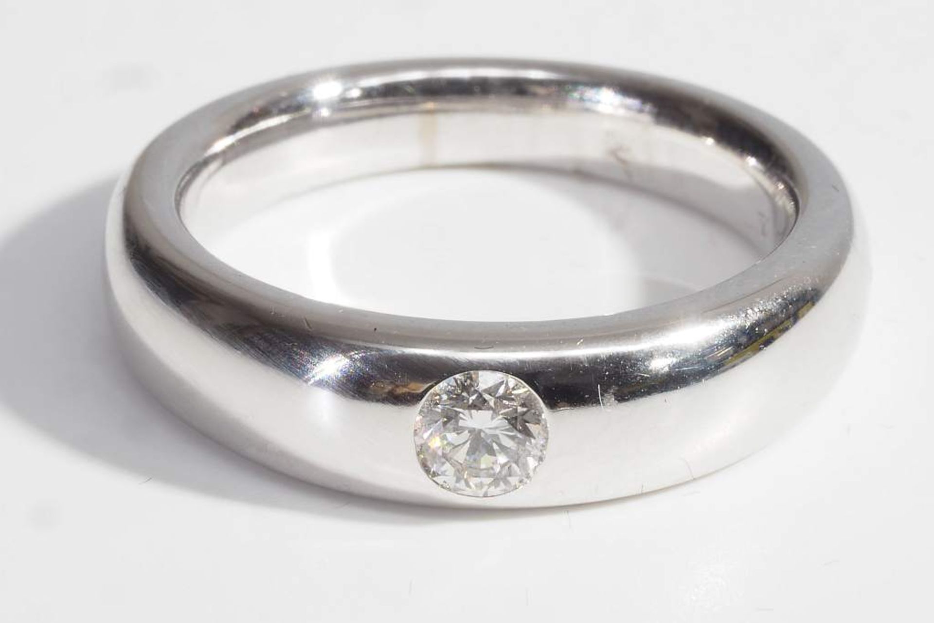 Bandring mit Brillant. Bandring mit Brillant. 750er Weißgold. Mittig Brillant ca. 0,25 ct. G/vsi., - Image 3 of 7