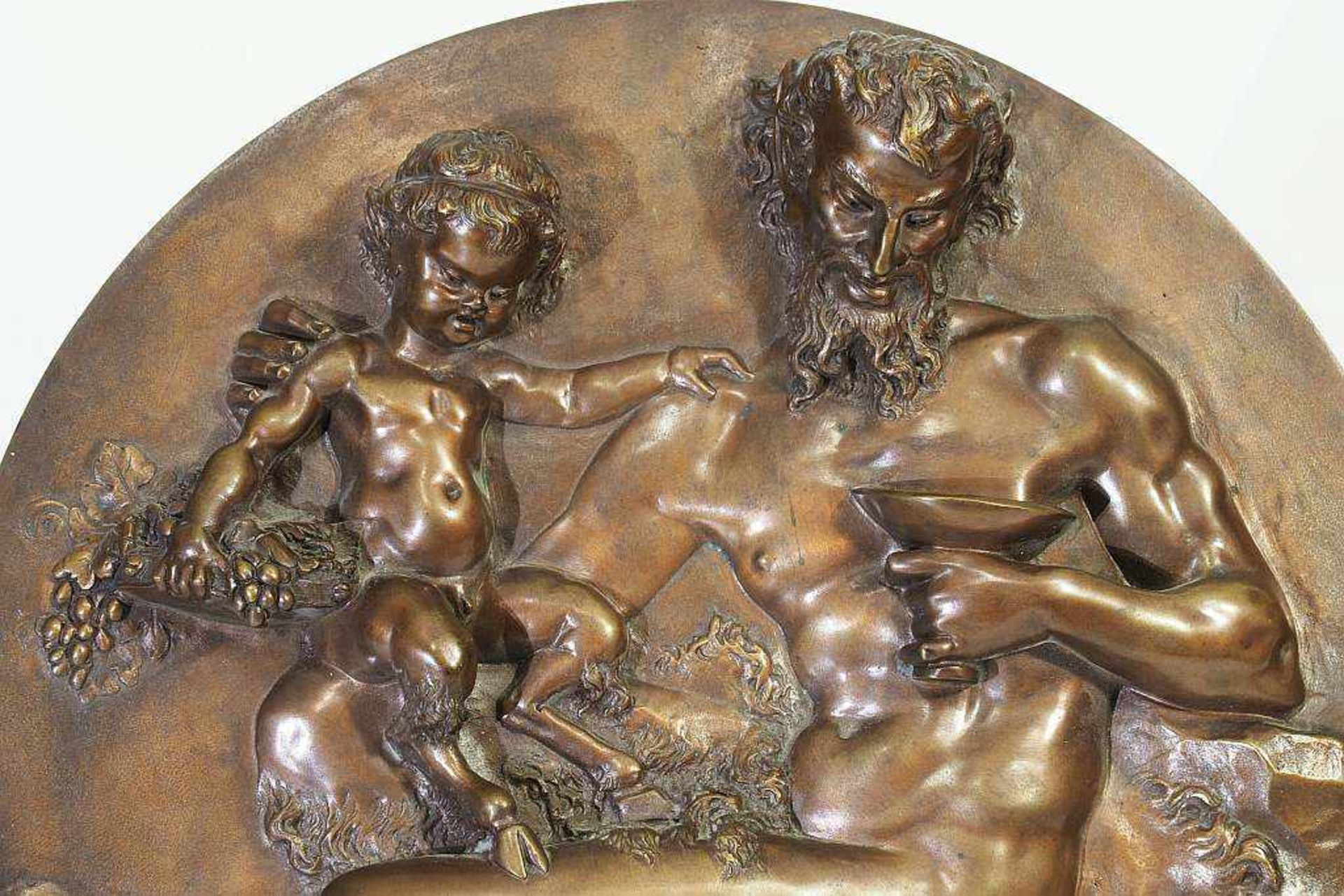 Jean-Baptiste GERMAIN. Bronzerelief "Weingott mit jungem Faun". Jean-Baptiste GERMAIN. - Bild 3 aus 5