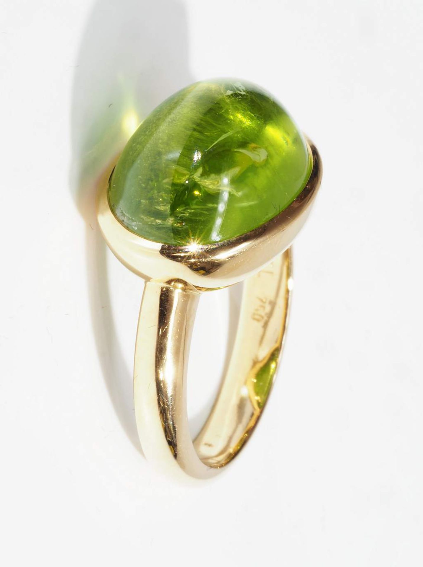 Ring mit Peridot.Ring mit Peridot. 750er Gelbgold. Peridot Cabochon ca. 12,41 ct., Ringgröße 54. - Image 2 of 7